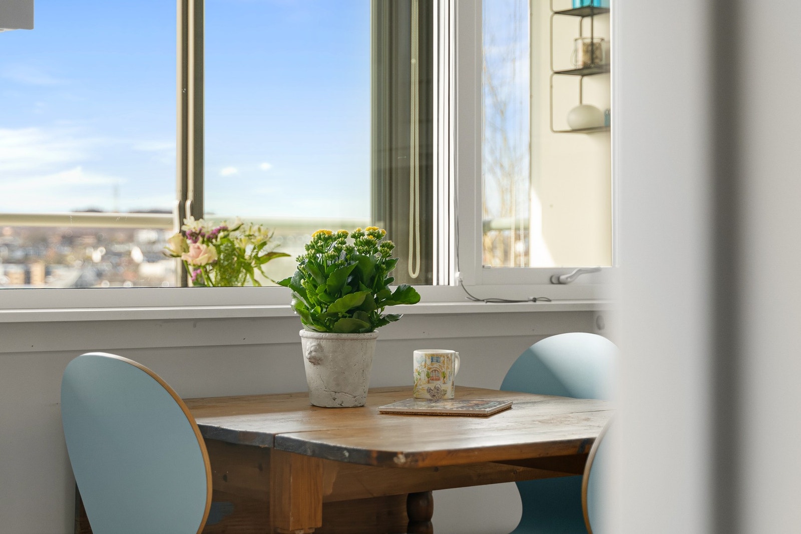 Koselig spiseplass ved vinduet på kjøkkenet Galleribilde