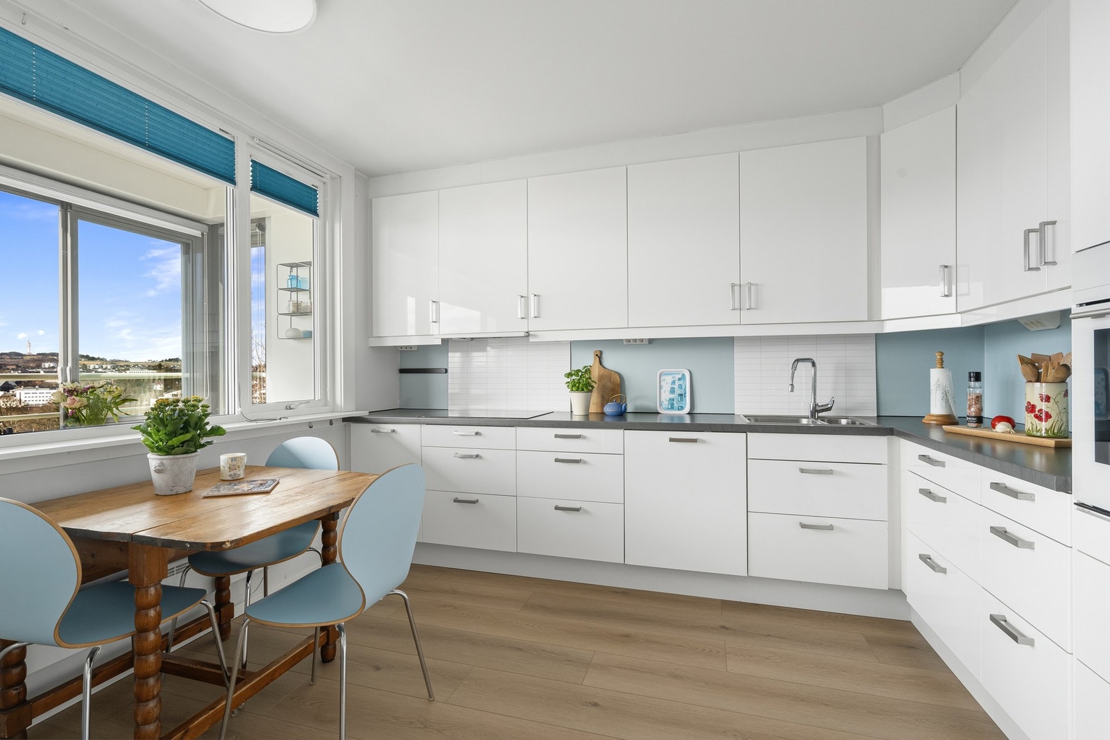 Kjøkken med integrerte hvitevarer og masse skap- og benkeplass. Galleribilde