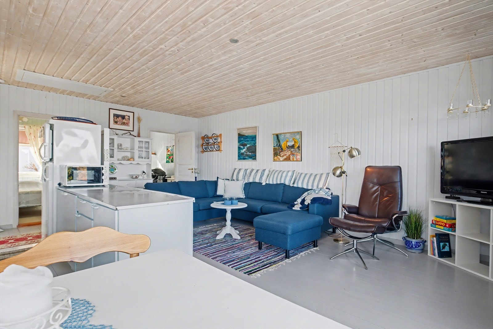Lyse overflater og store vinduer gir godt med naturlig lys i hytten Galleribilde