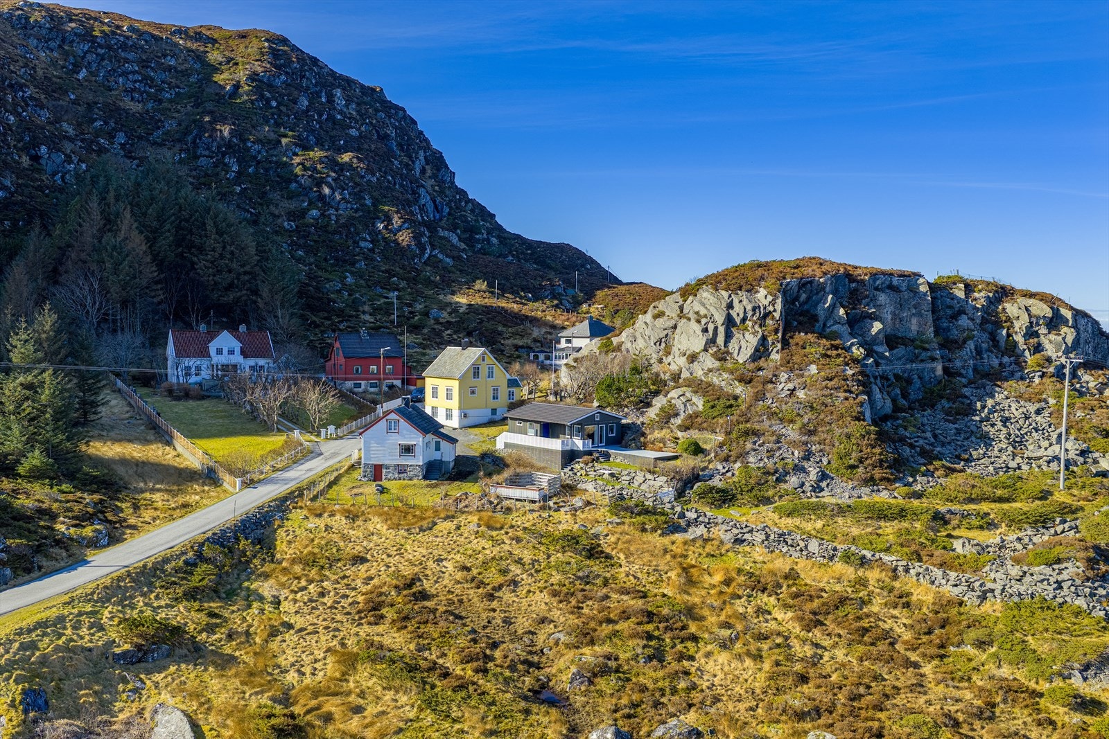 Fra eiendommen er det ellers kort avstand til Fosnavåg med de fleste fasiliteter Galleribilde