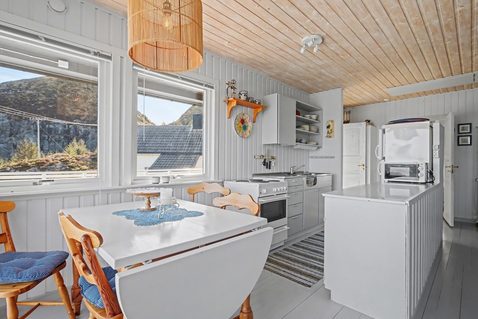 Her får du en lettstelt hytte tett inn på naturen Galleribilde