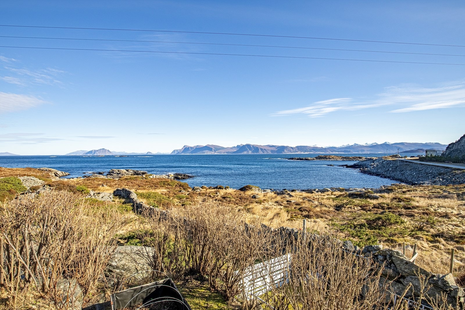 Kort avstand til sjøen, det er mulighet for båtplass i Runde havn Galleribilde