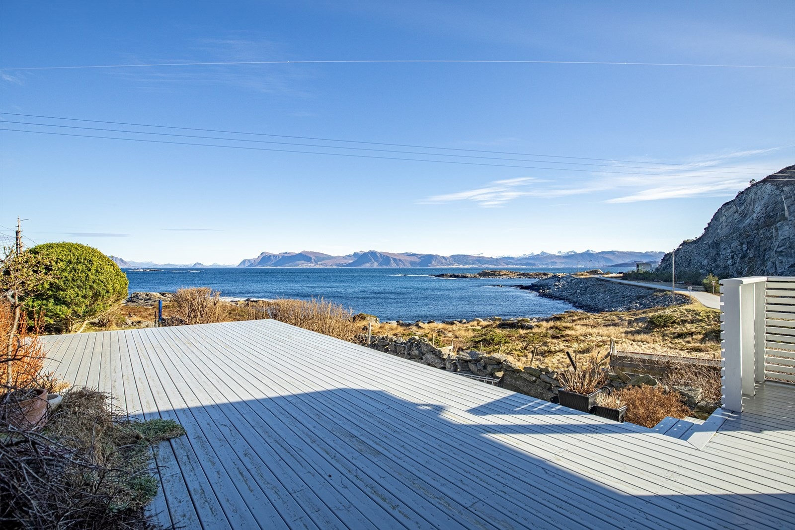 Det er opparbeidet en romslig terrasse med plass for flere sittegrupper Galleribilde