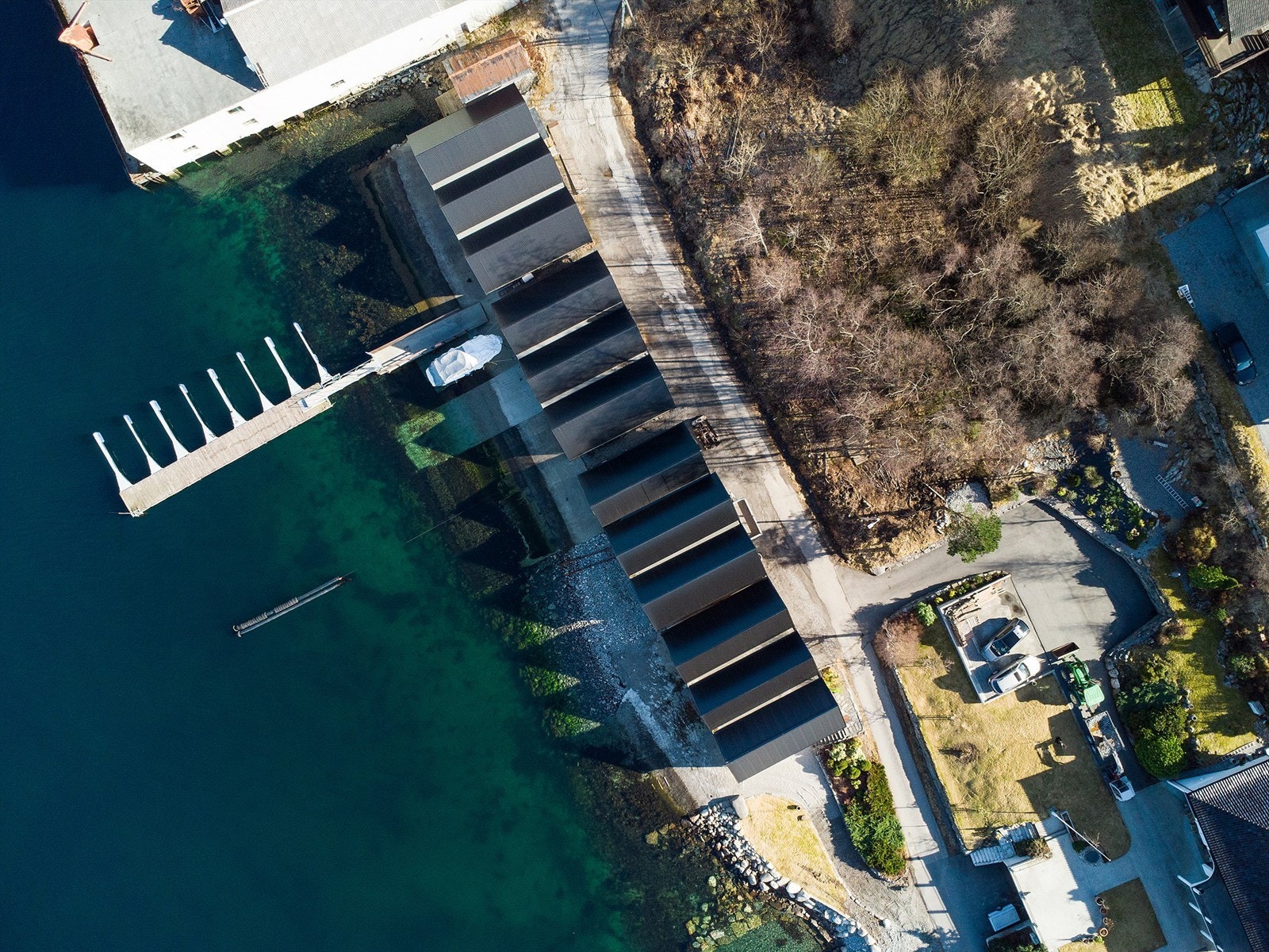 Dronebilde av naustrekken sett fra fugleperspektiv Galleribilde