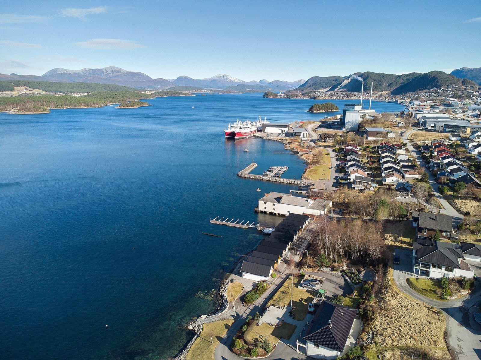Dronebilde fra vest mot øst innover Ellingsøyfjorden Galleribilde