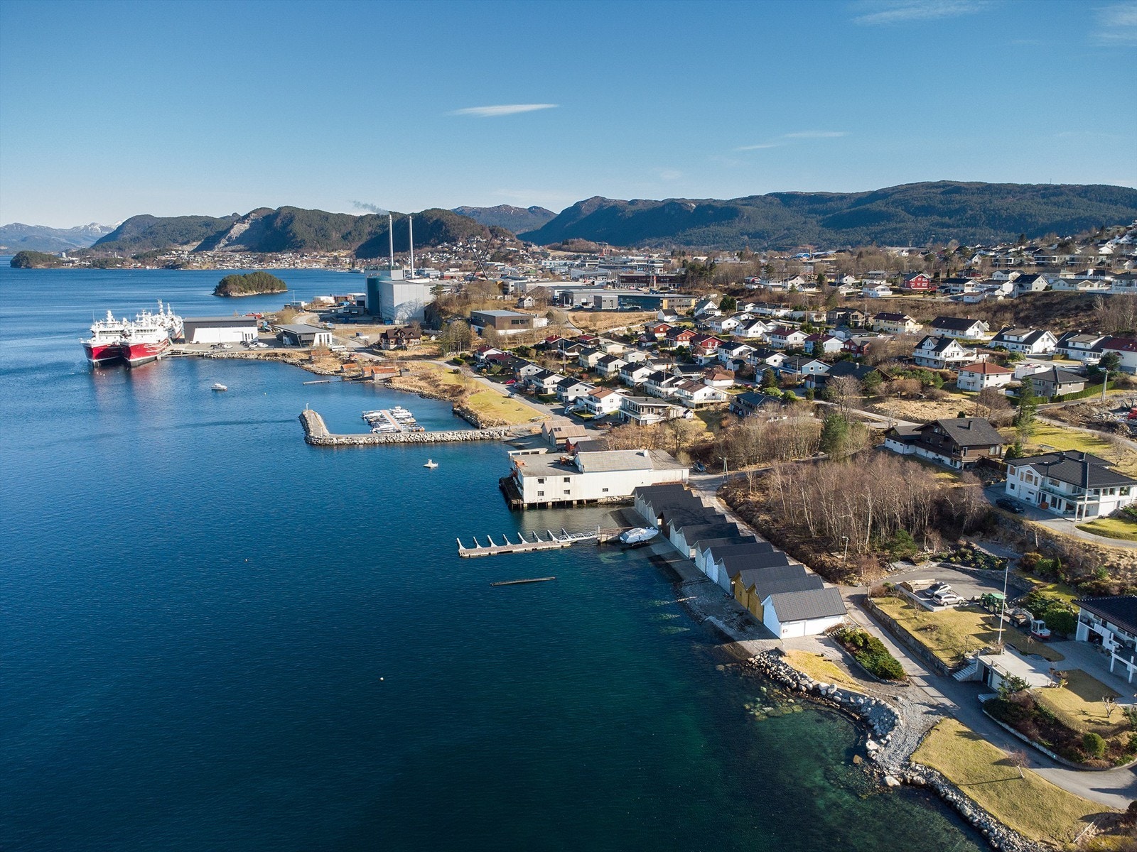 Dronebilde av nærområdet tatt fra vest mot øst Galleribilde