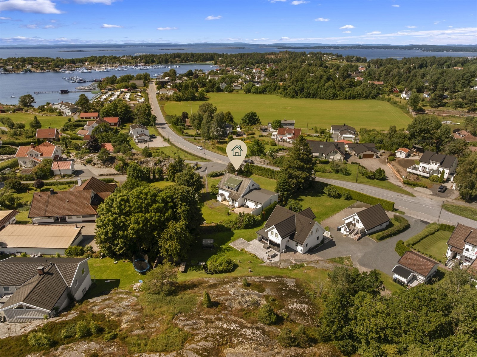 Husløsveien 1 presenteres av Jonathan Dahl og Kenneth Graarud Olsen i Krogsveen. Galleribilde