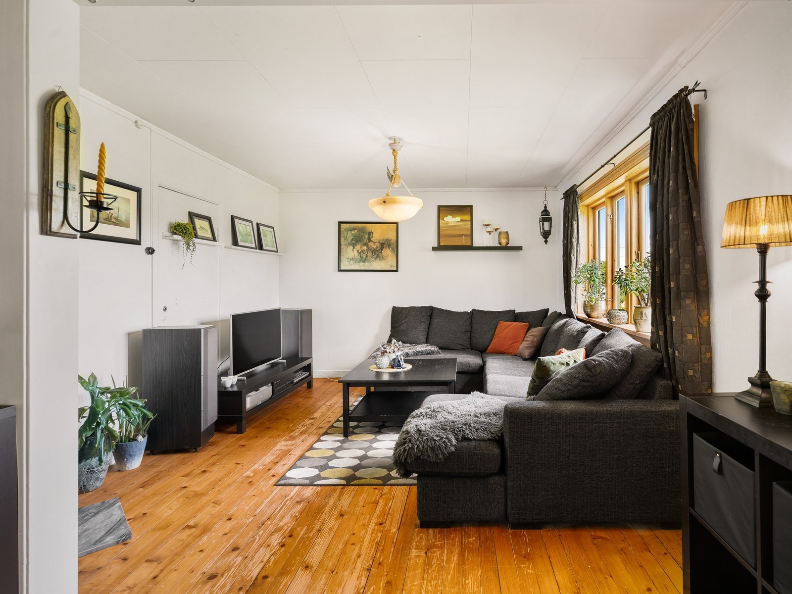 Innvendige overflater har et generelt behov for behandling eller utskiftning. Stavgulvene av heltre kan det være vel verdt å foredle. Galleribilde