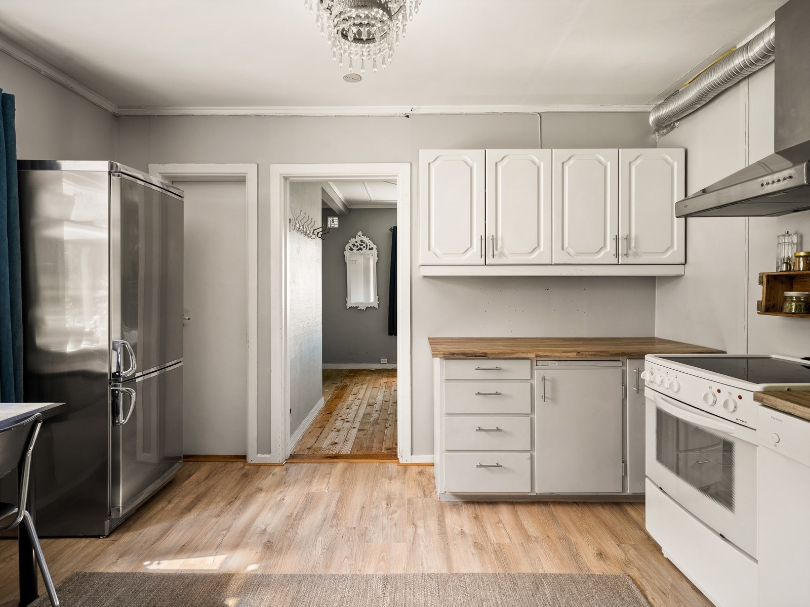 Kjøkkeninnredningen i første etasje er dels fra byggeåret, dels fornyet i senere år. Galleribilde