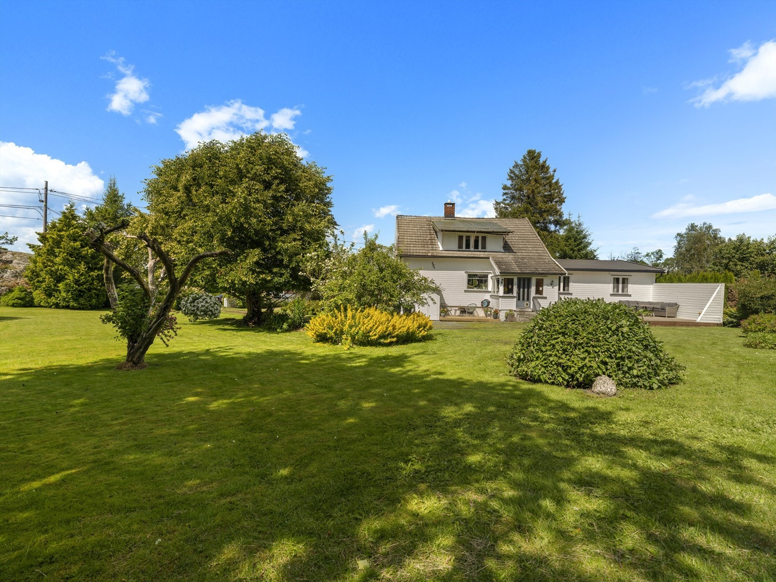 Boligen ble oppført i 1952 og har i dag et generelt behov for modernisering og oppgradering, utvendig som innvendig. Galleribilde