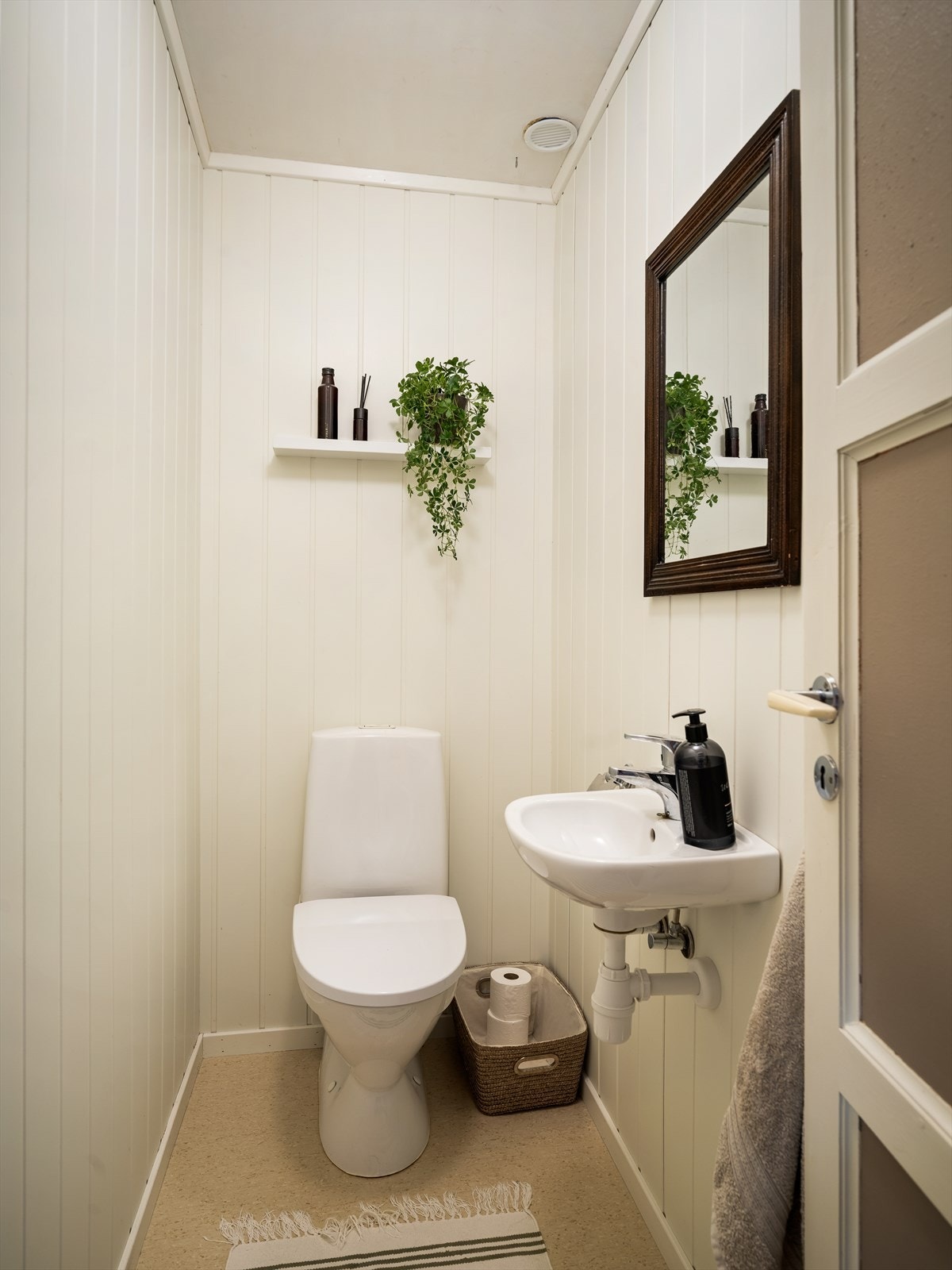 I tillegg til badet inngår også toalettrom i første etasje. Galleribilde