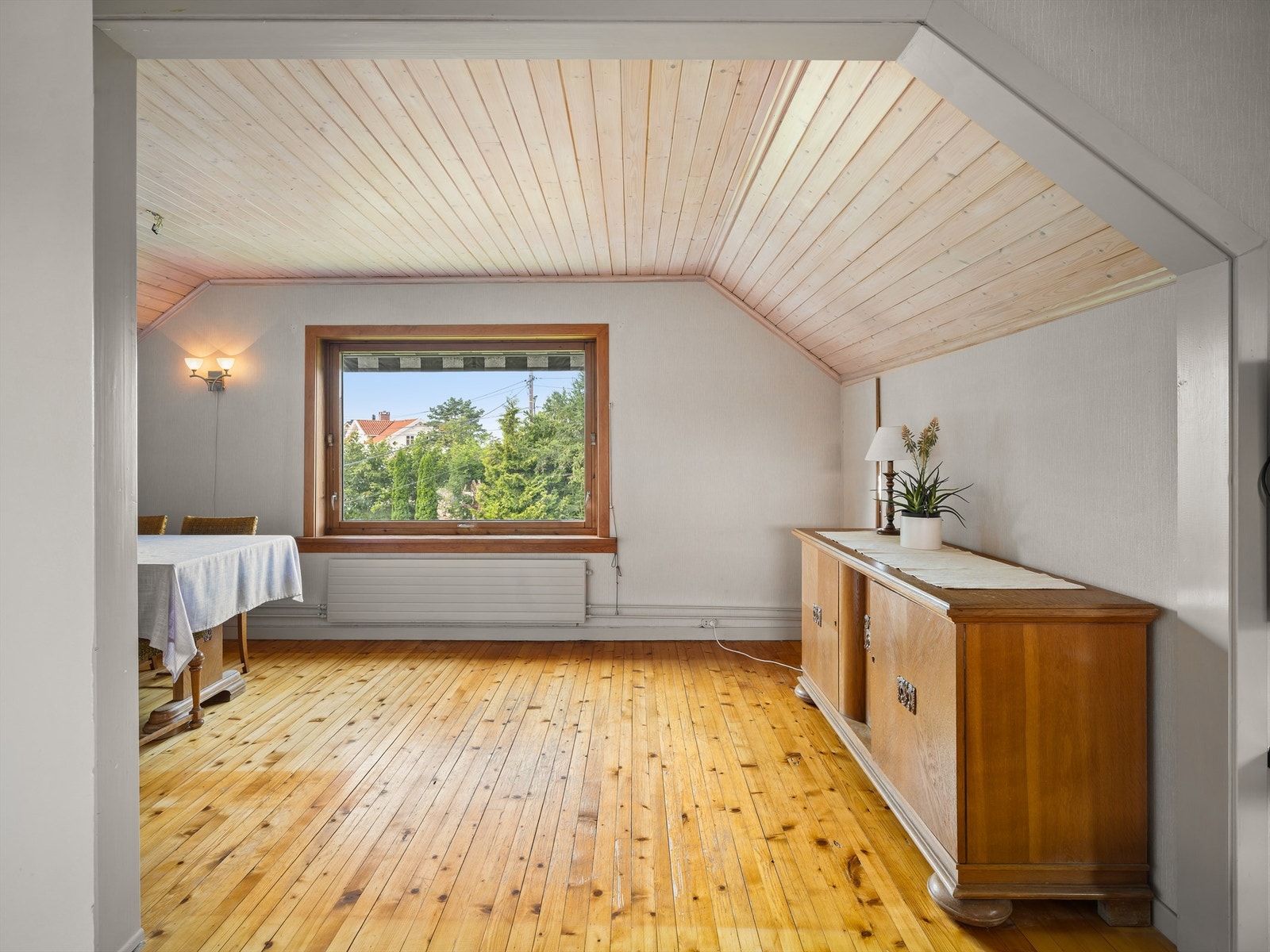 Kneveggenes høyde legger til rette for god utnyttelse av det interne arealet på 55 kvm. i andre etasje. Galleribilde