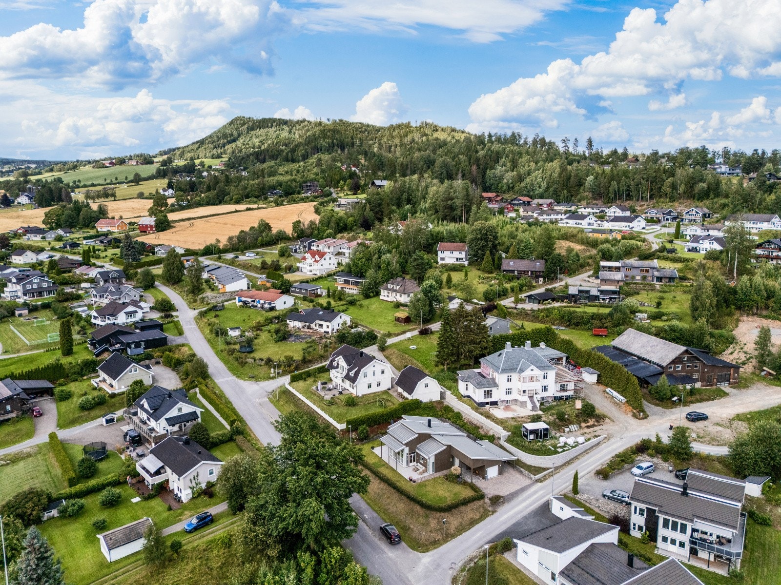 Beliggenheten byr også på gode turmuligheter. Fra boligen er det bla. enkel tilgang til fine turstier opp til Bjørgeberget. Tar du turen nedover i motsatt retning, vil du etter en liten spasertur komme til Sveum idrettspark og elva Brumund. Galleribilde