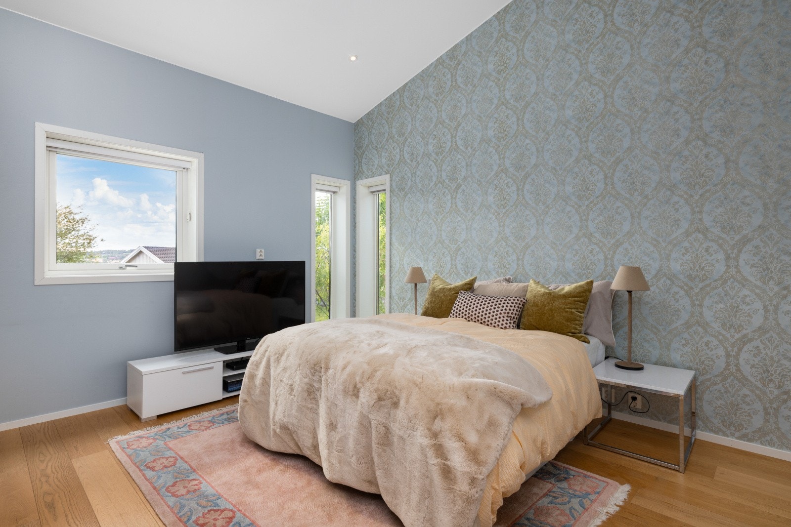 Boligen har et stort, lyst og flott hovedsoverom av god størrelse. Galleribilde