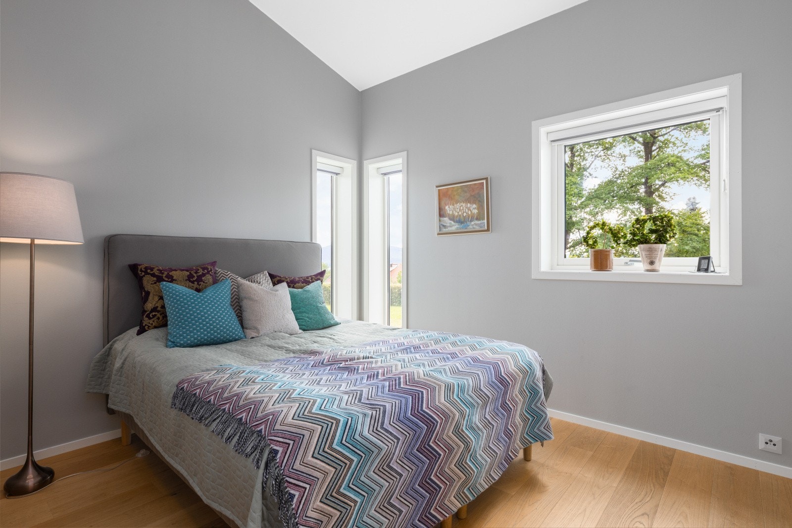 Soverom 3 er nok et stort og innbydende soverom. På soverommet er det plass til dobbeltseng, kontorpult og kommoder - alt etter eget ønske og behov. Galleribilde