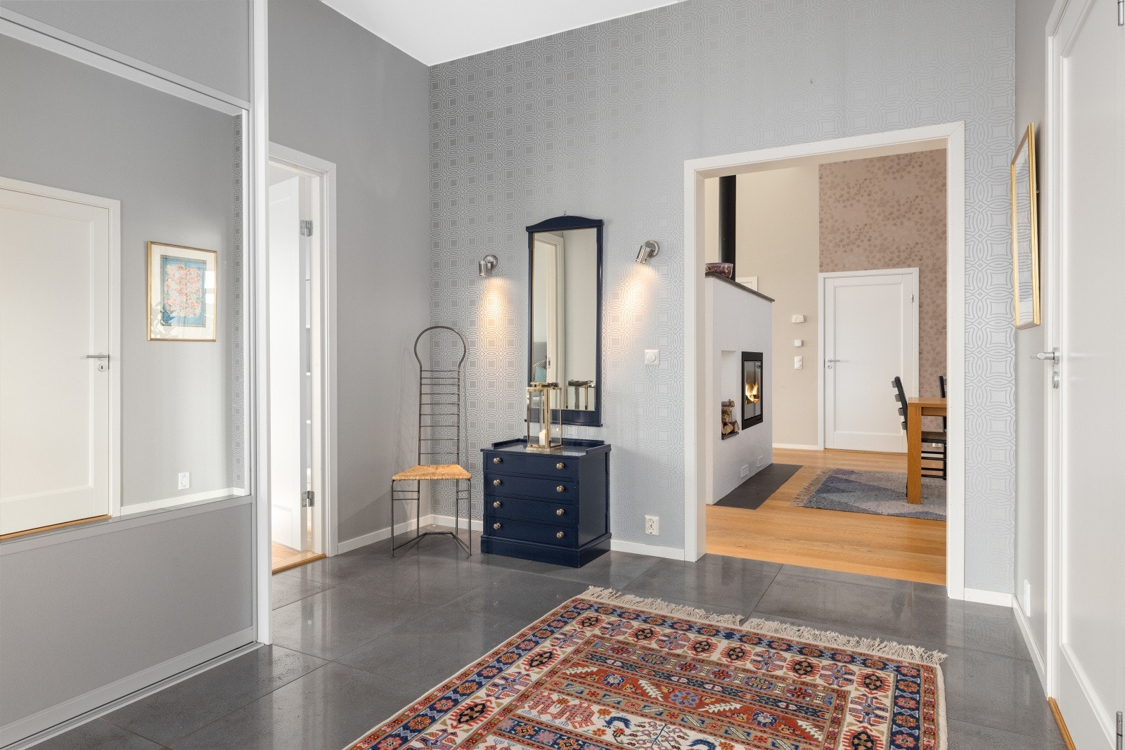 Boligen har vannbåren gulvvarme med vann-til-vann varmepumpe fra borehull og varmepumpe med varmeveksler. Dette er en effektiv og fornybar løsning for oppvarming av hjemmet ditt. Service på anlegget er utført i 2025. Galleribilde