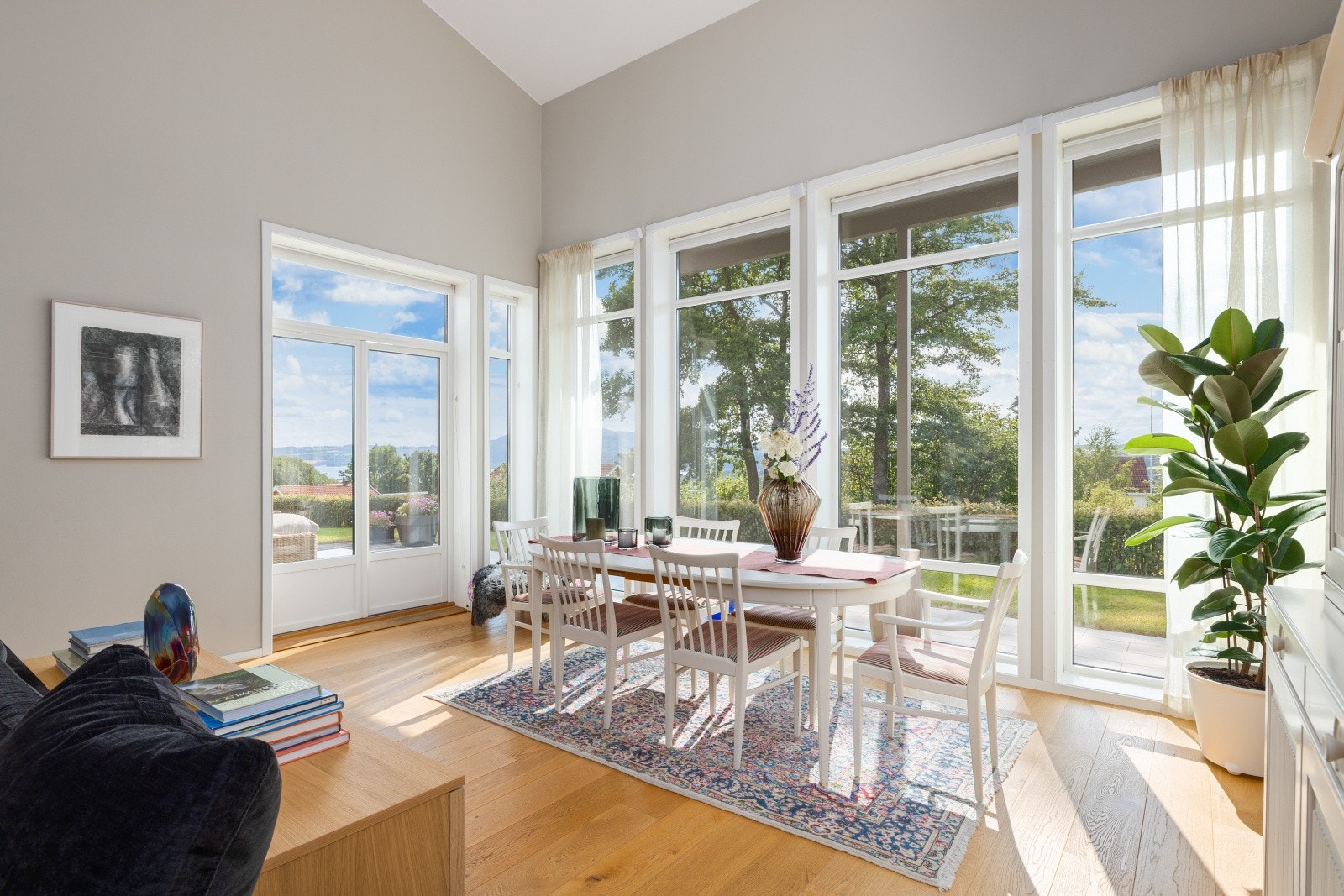 Det er noe helt spesielt med lyset og stemningen her - følelsen du får i dette rommet kan ikke beskrives, den må oppleves. Galleribilde