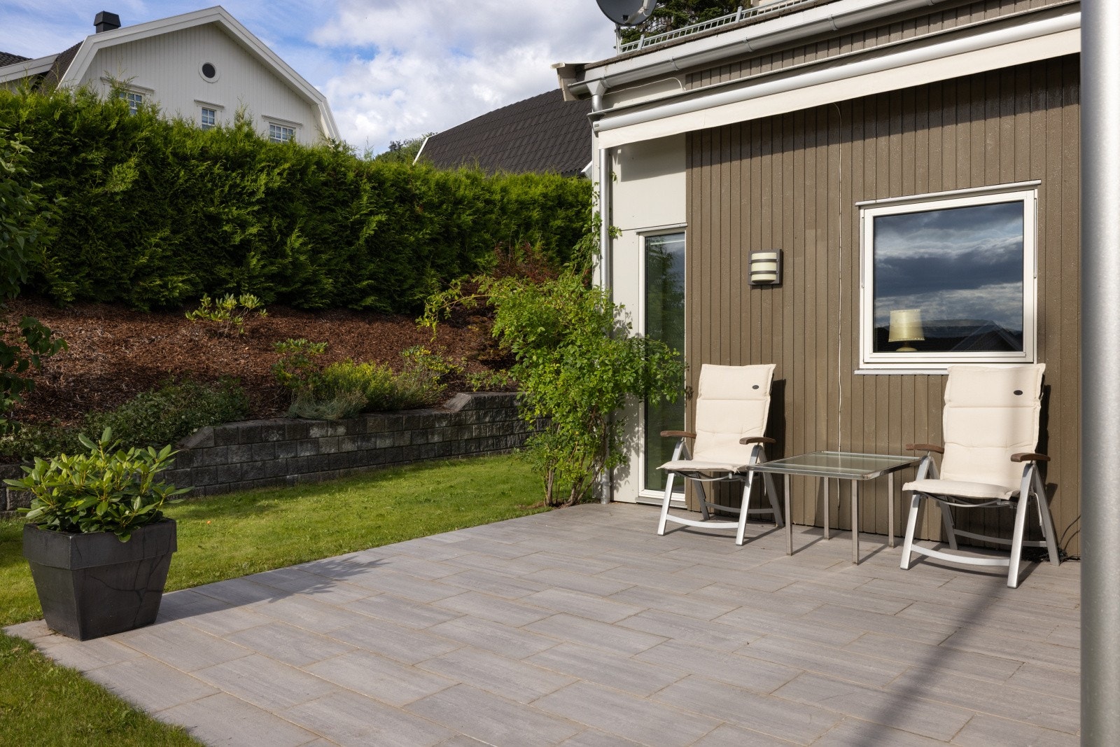 Terrassen har en størrelse og utforming som gjør at du enkelt kan innrede med ulike soner og flere sittegrupper. Terrassen mot nordvest oppleves som lun og skjermet - perfekt for avslapning og hygge i kveldssolen! Galleribilde