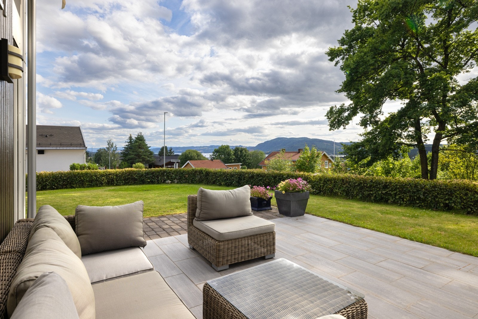 Fra stuen har du doble dører ut til den sydvestvendte delen av terrassen - perfekt for lange og late dager i solen! Galleribilde