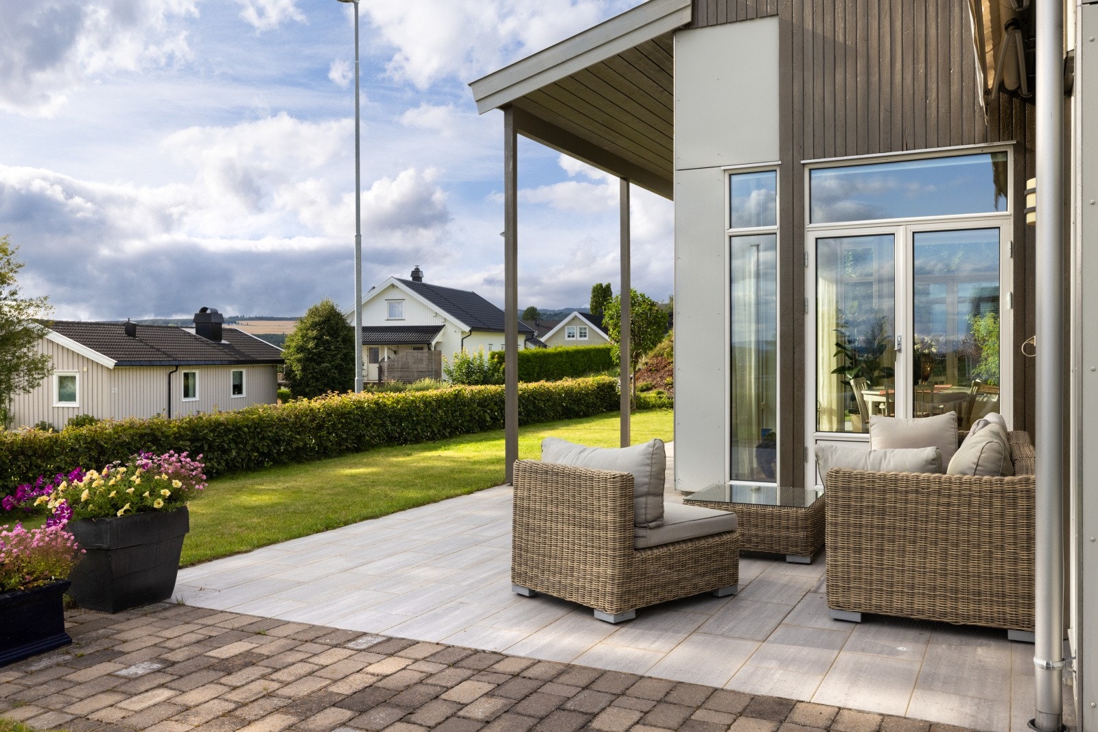 Den flotte flislagte terrassen gir et stilrent uttrykk, samtidig som den krever minimalt med vedlikehold. Her slipper du beising, oljing og jevnlig vedlikehold som normalt trengs med terrassebord og rekkverk av tre! Galleribilde