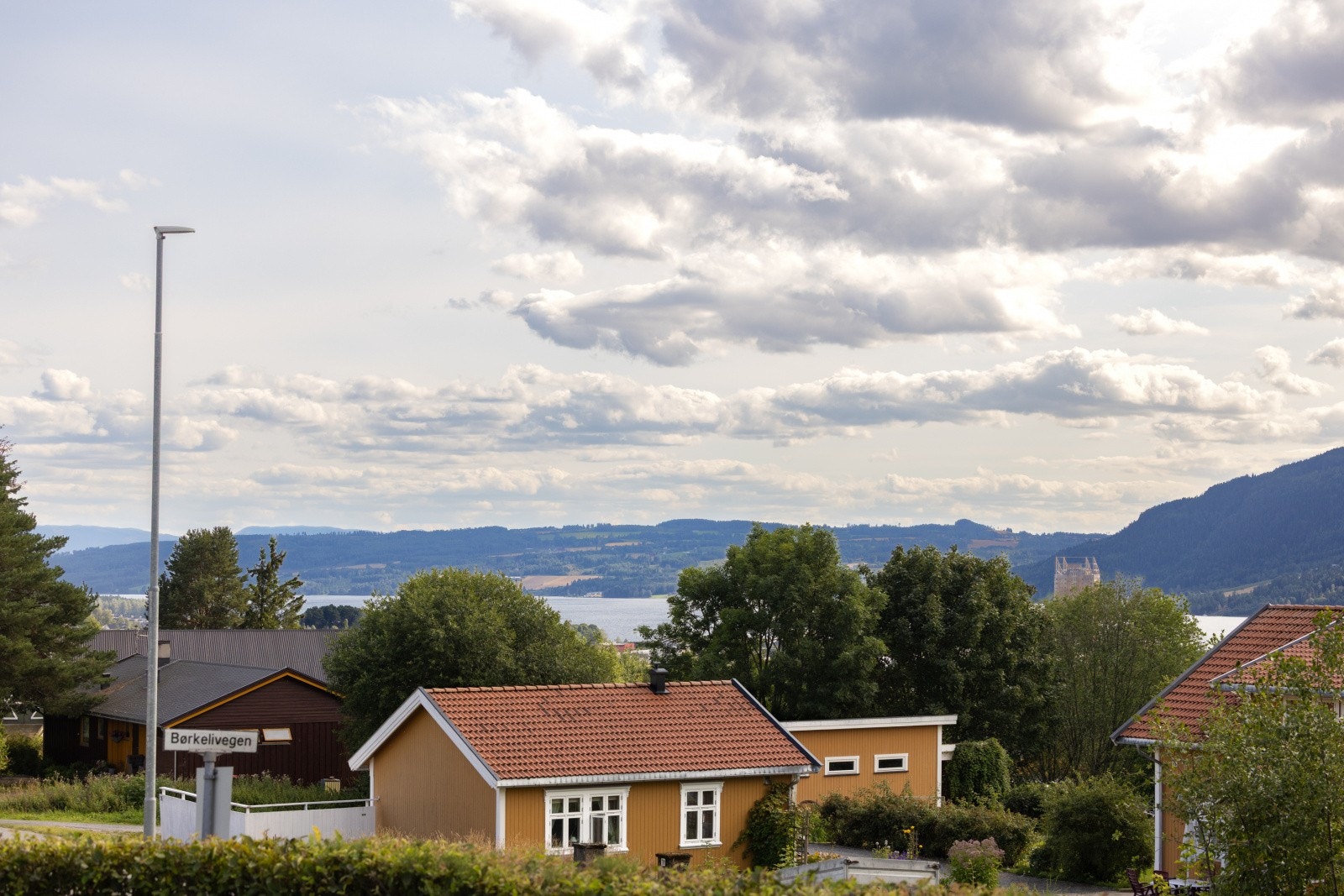 Boligen ligger høyt, fritt og fint til på en vestvendt hjørnetomt med gode solforhold. Her får du åpen utsikt over tretoppene i nabolaget, samt videre ned mot Mjøsa og det vakre naturlandskapet i horisonten. Galleribilde