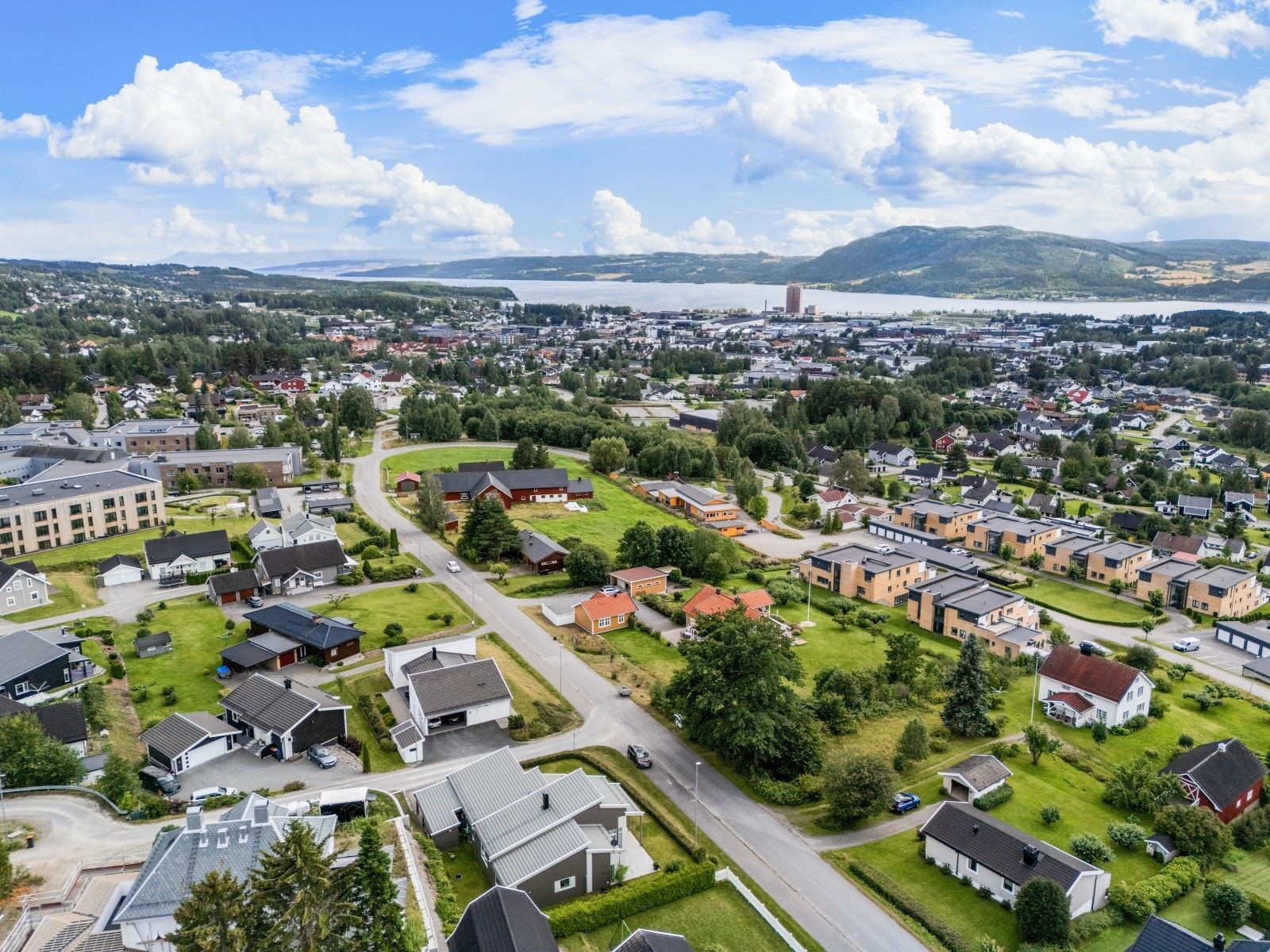 Langs elva er det opparbeidet turvei opp til vanntårnet ved Narud vannverk. Du kan også følge stien nedover gjennom sentrum, Byhagan og populære Mjøsparken. Det er ca. 3 km til Brumunddal sentrum med øvrige fasiliteter. Galleribilde