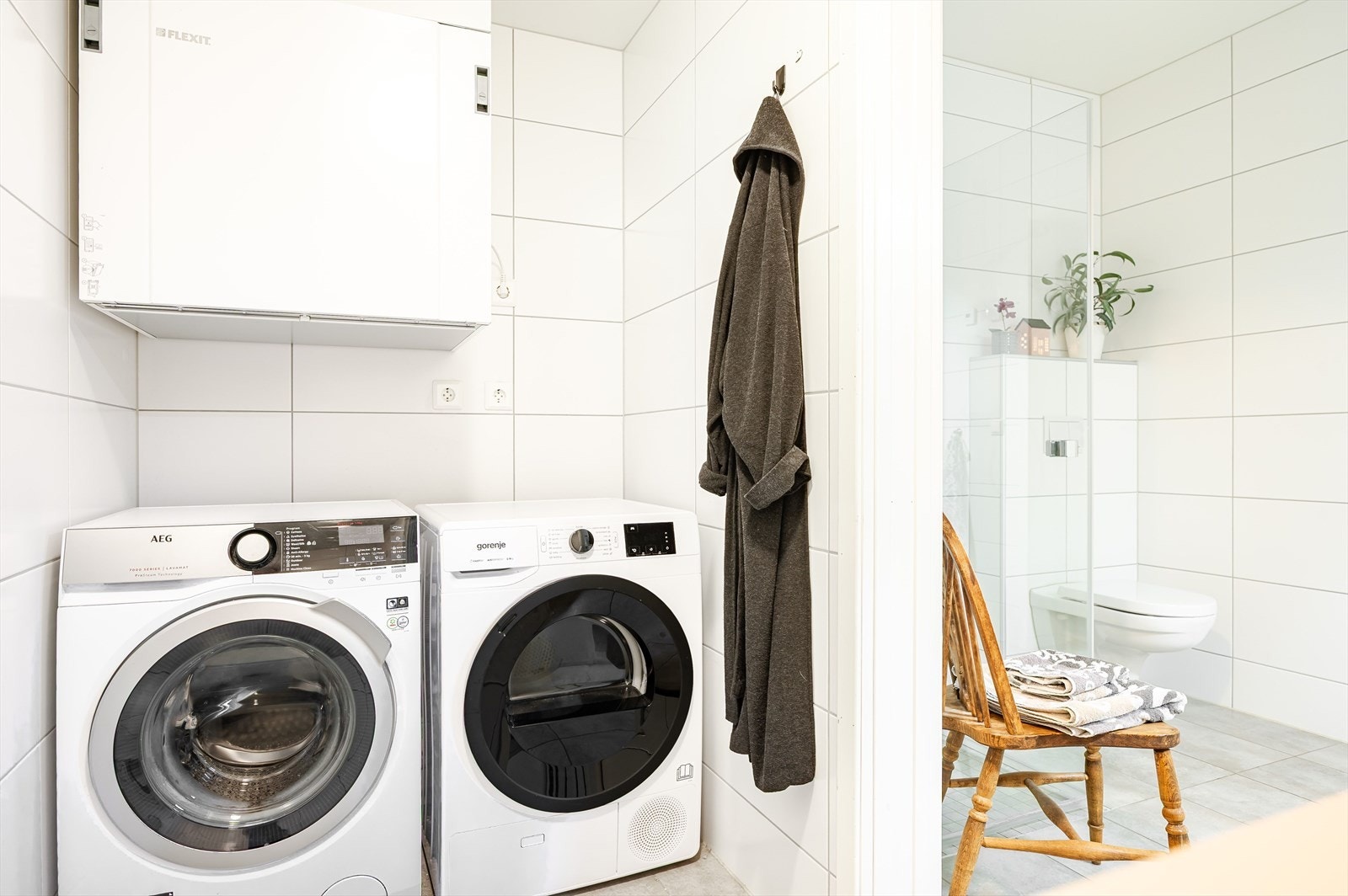 Eget vaskerom ved siden av badet i underetasjen. Galleribilde