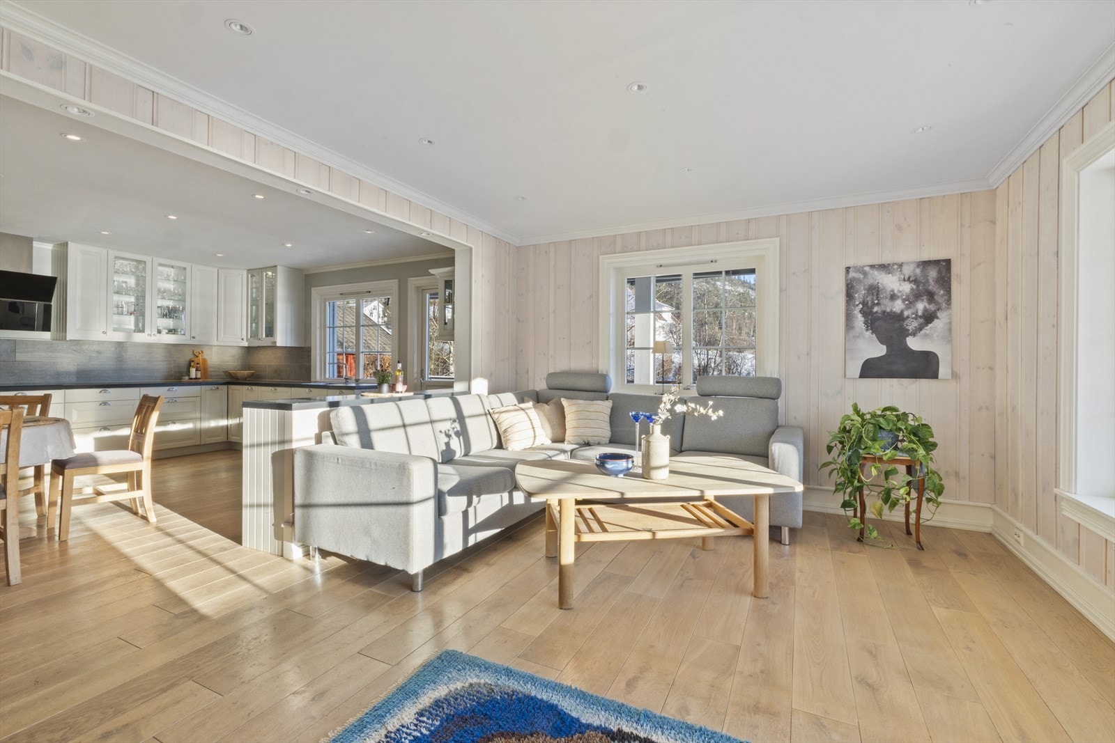 Alle rommene ligger i åpen løsning til hverandre. Rommenes åpenhet og gode takhøyde på ca. 230 cm i gamle delen og 240 cm i tilbygget gir det ekstra lyst og trivelig Galleribilde