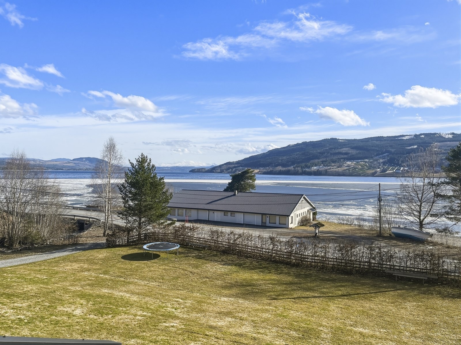 En romslig og innbydende enebolig med stor garasje og tomt på nesten 5 mål Galleribilde