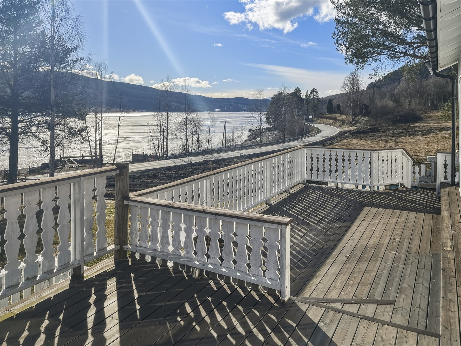 Ute venter en romslig gressplen hvor barna kan leke fritt, samt en solrik terrasse på totalt 89 kvm Galleribilde