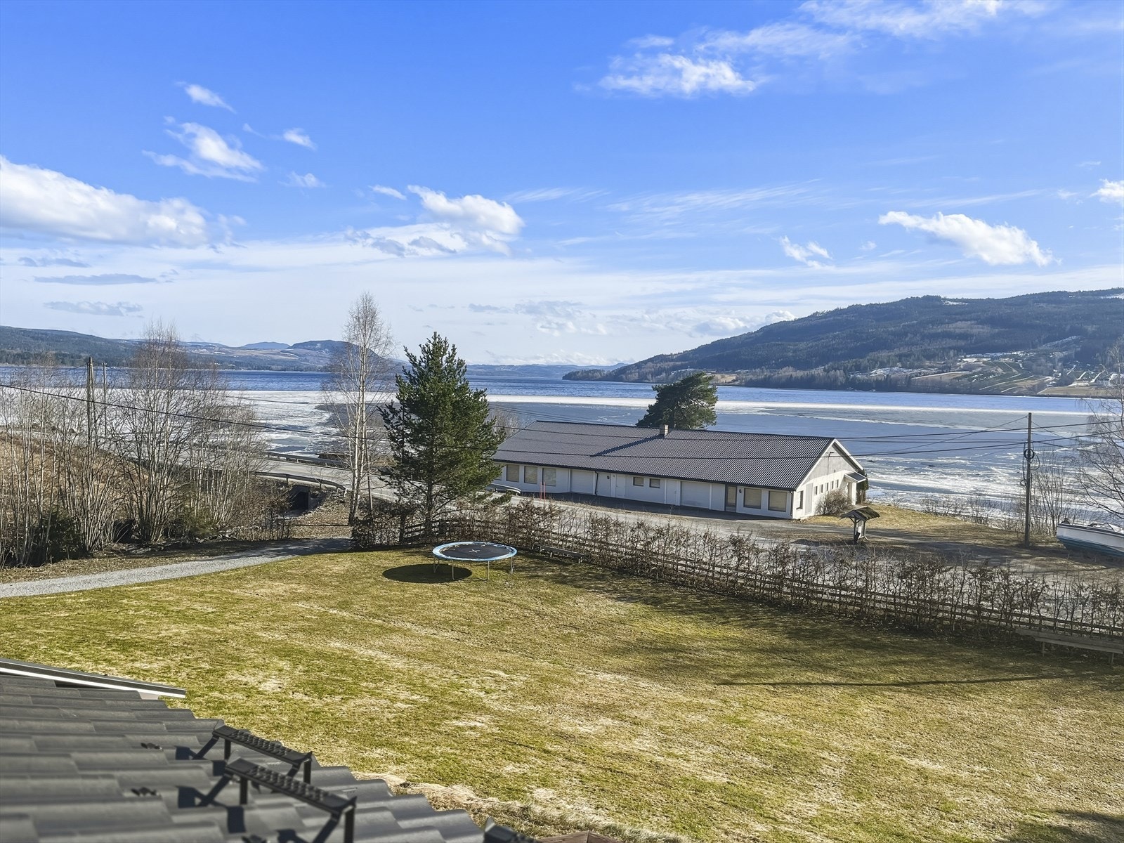 Eiendommen ligger stille og tilbaketrukket på en stor tomt på nærmere 5 mål, omgitt av natur og med god avstand til naboer Galleribilde