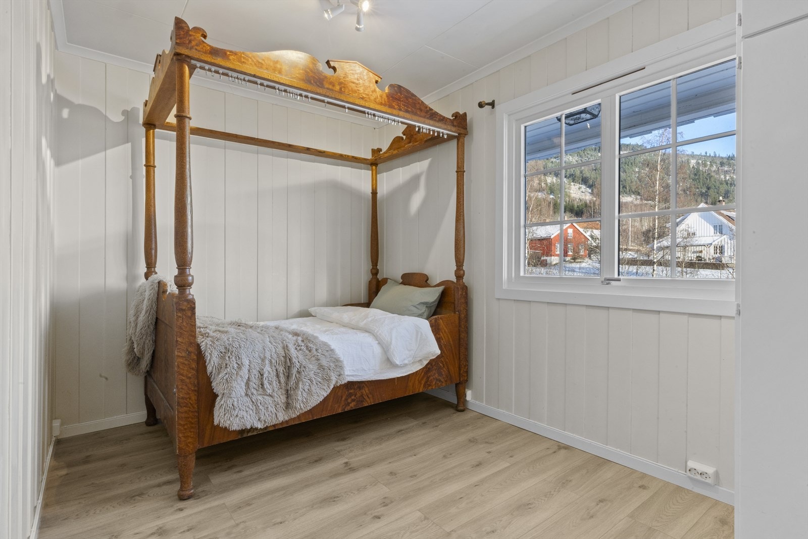 Soverom nr. 4 med innebygget garderobeskap Galleribilde