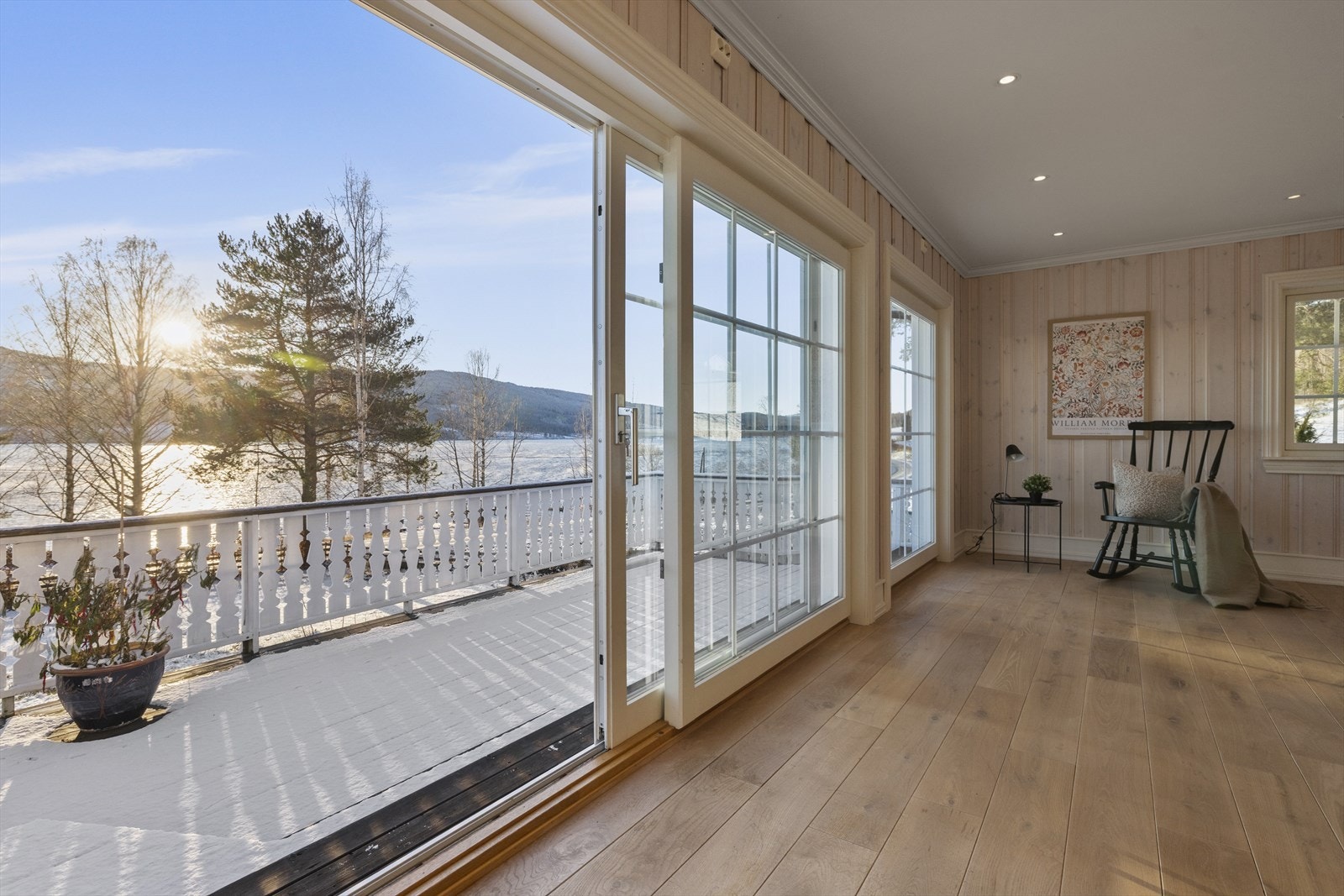 Huset ligger vakkert til med et fritt og luftig utsyn over Randsfjorden - et panorama du kan nyte fra de fleste rom i hele boligen Galleribilde