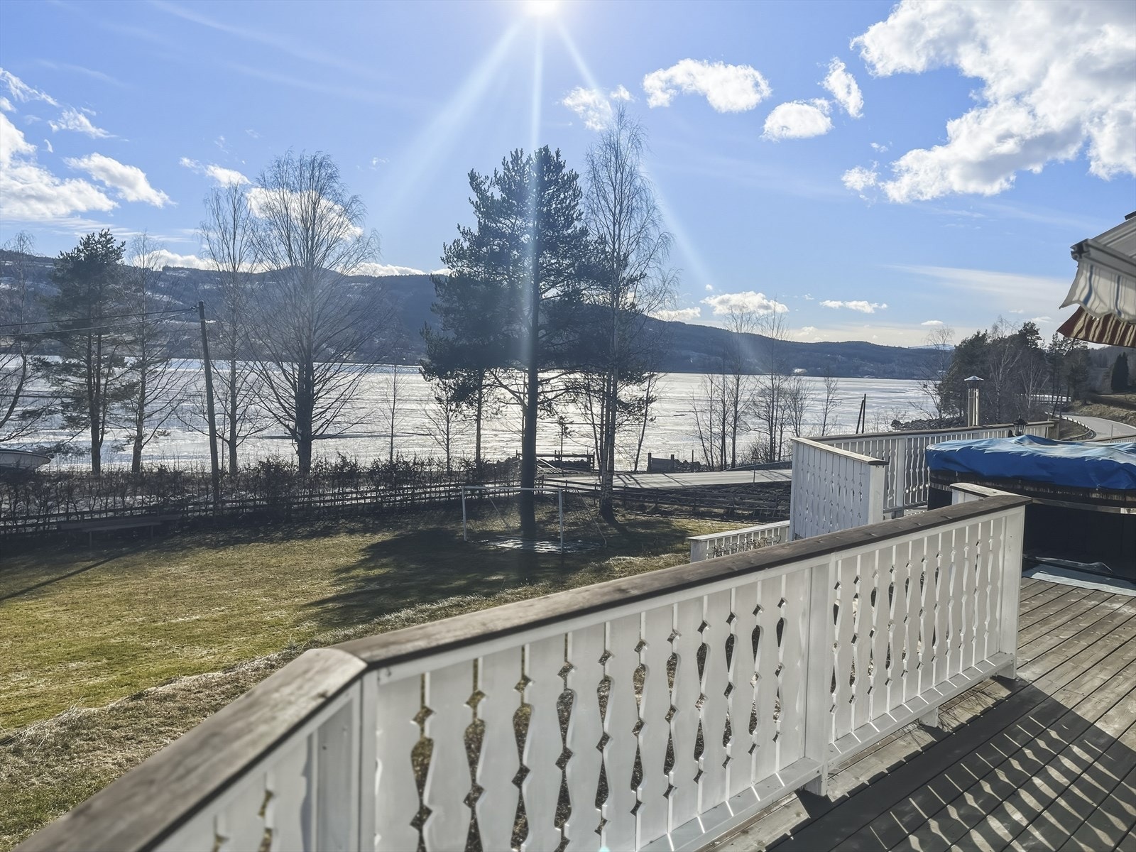 Her er det plass til flere sittegrupper og soner og du kan nyte vedfyrt jaccuzzi og lite enkelt basseng Galleribilde