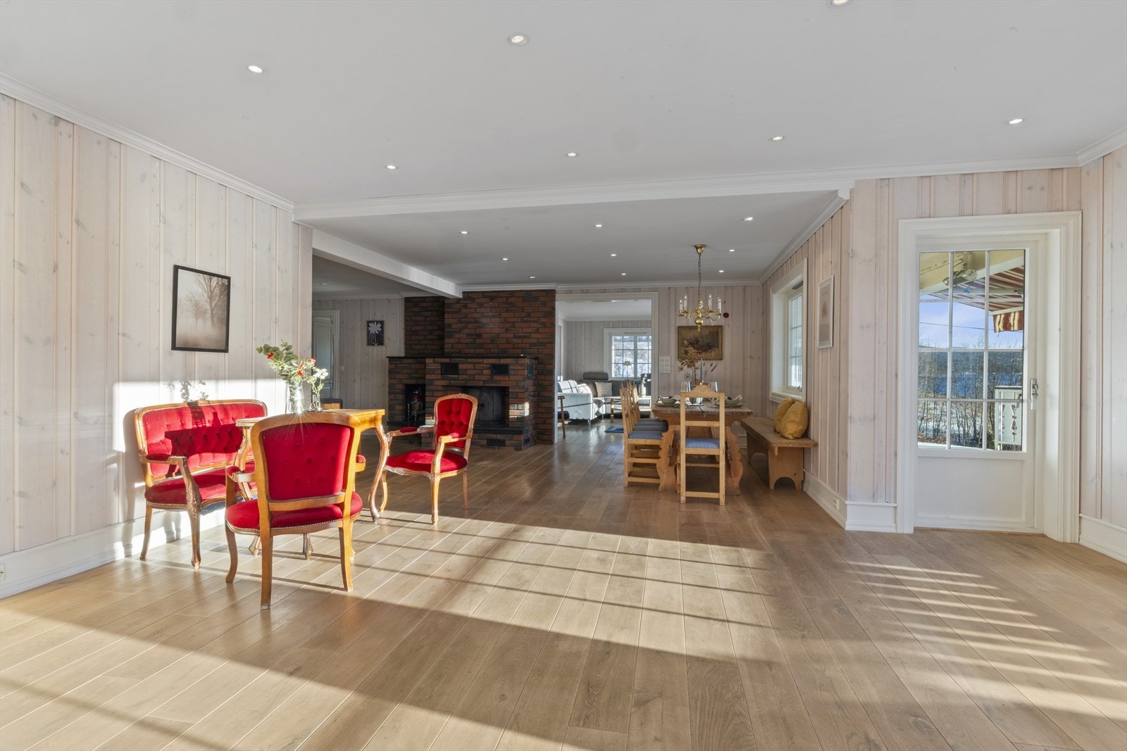 Stuen egner seg ypperlig for både rolige familiekvelder og hyggelige sosiale sammenkomster Galleribilde