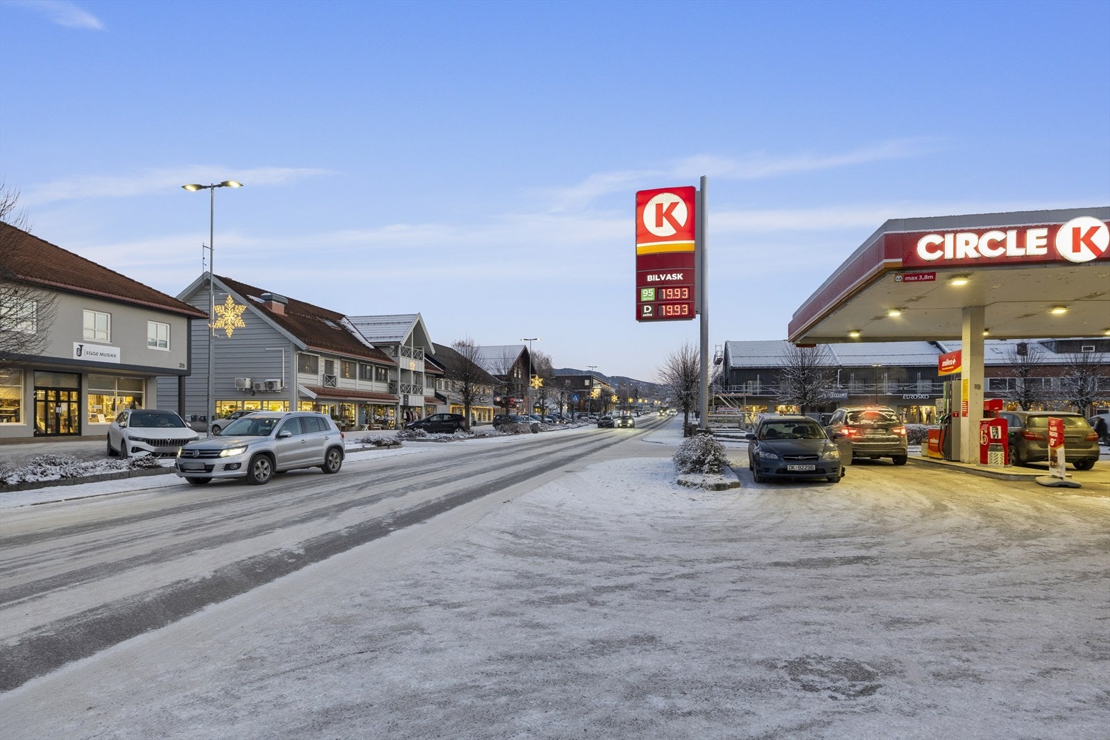 Brandbu sentrum ligger ca. 15-20 minutter med bil unna boligen. Galleribilde