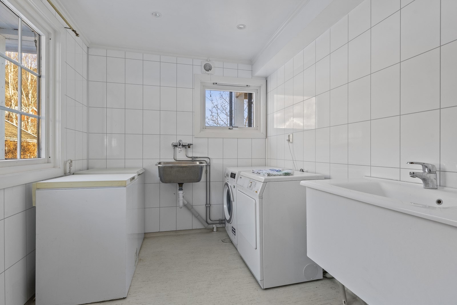 Praktisk vaskerom plassert rett ved inngangen slik at det er enkelt å holde orden. Opplegg til vaskemaskin og tørketrommel. Vask og toalett Galleribilde