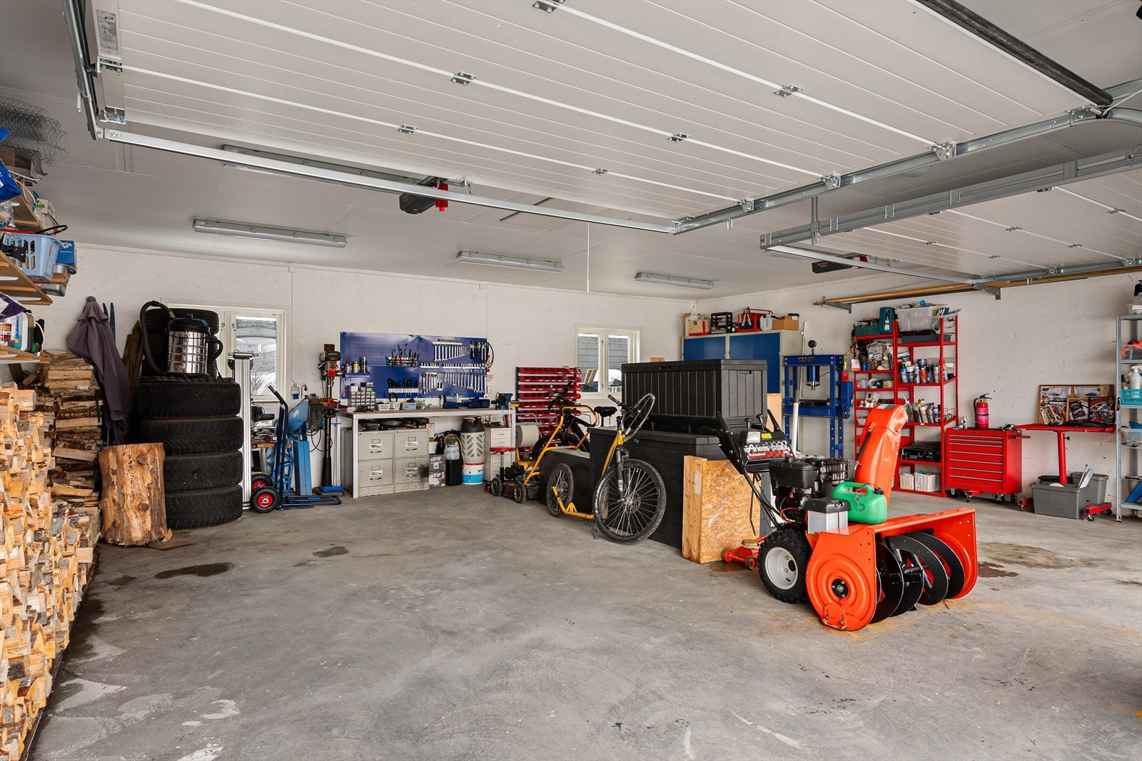 Flott dobbel garasje. Galleribilde