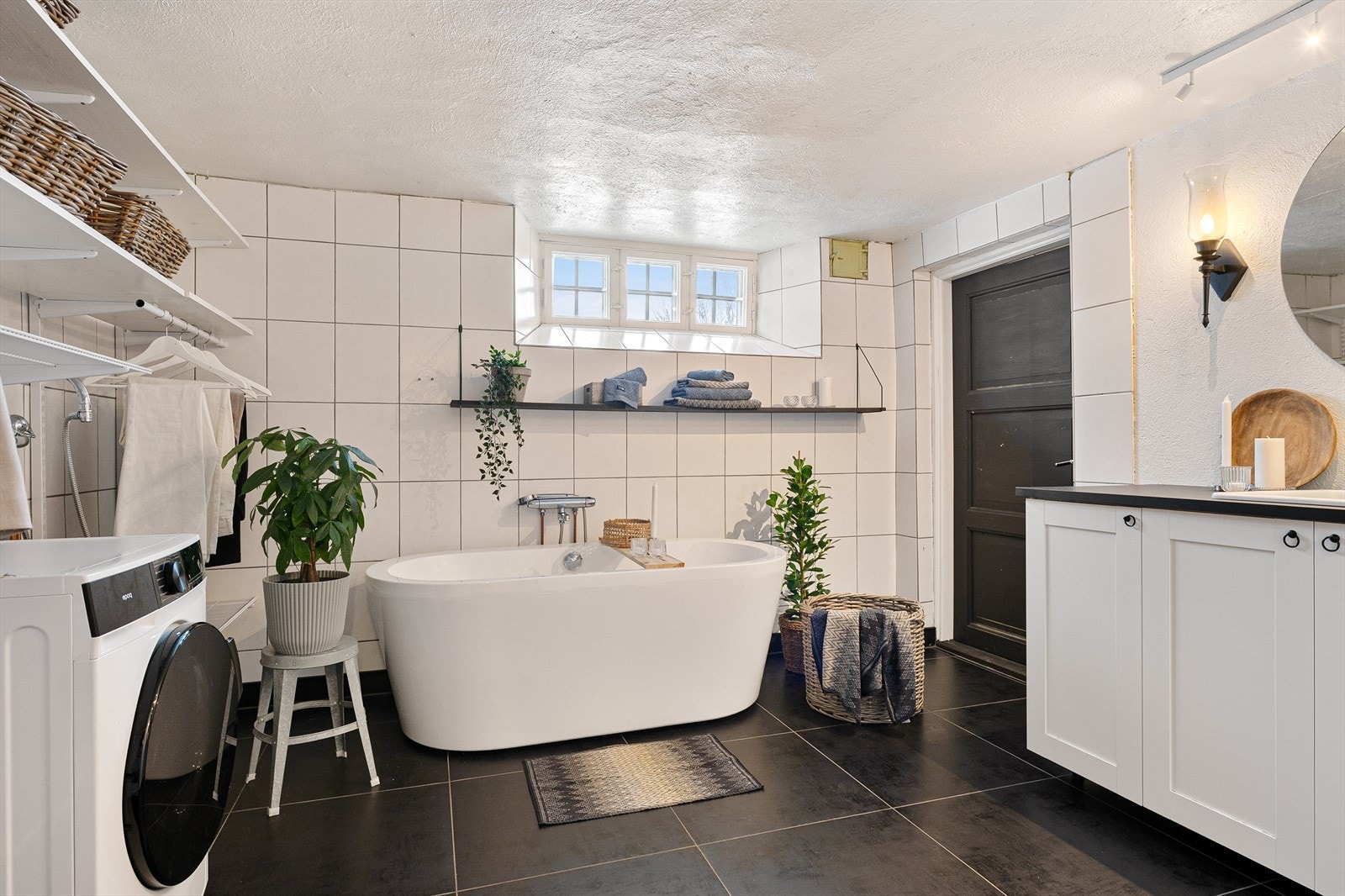 Bad/vaskerom i kjeller har opplegg for vaskemaskin. Galleribilde