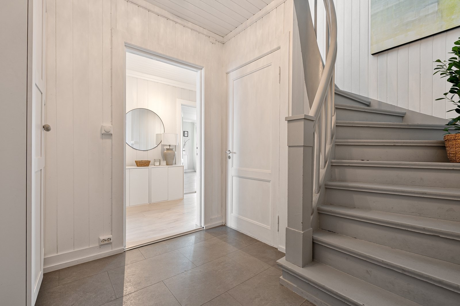 Gang med trapp til 2. etasje. Galleribilde