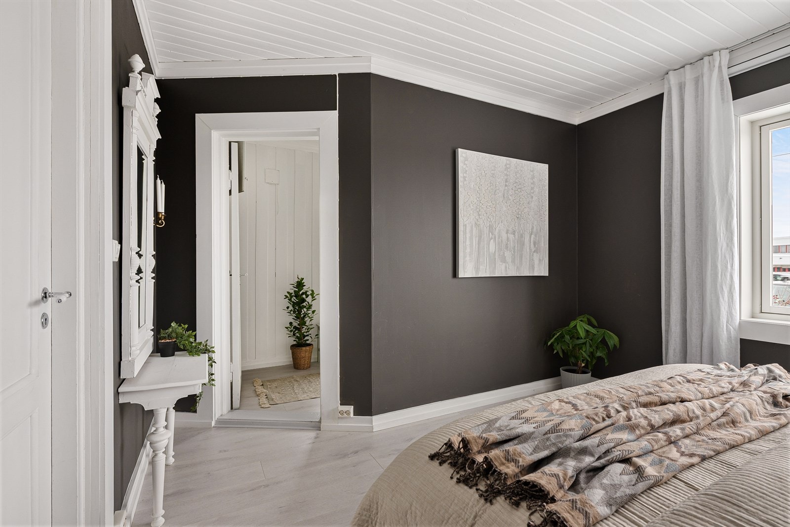 Hovedsoverom i 1. etasje med dør til walk-in-closet. Galleribilde