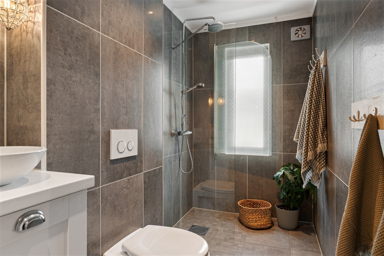 Bad/wc 1. etasje med dusj. Galleribilde