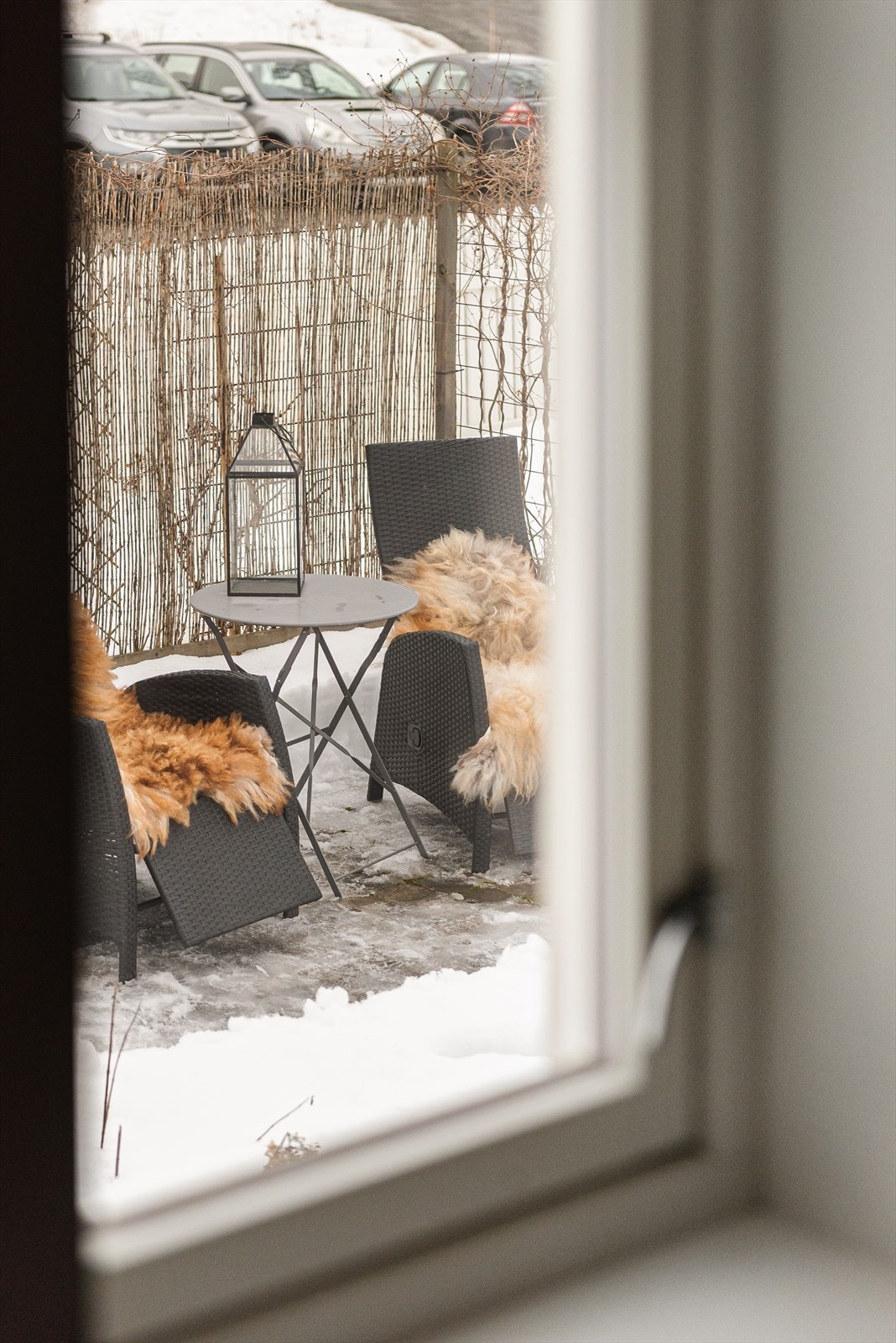 Utsyn til hyggelig uteplass. Galleribilde