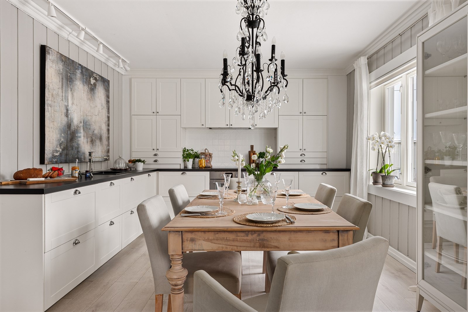 Godt med skap og benkeplass på kjøkken i 1. etasje. Galleribilde