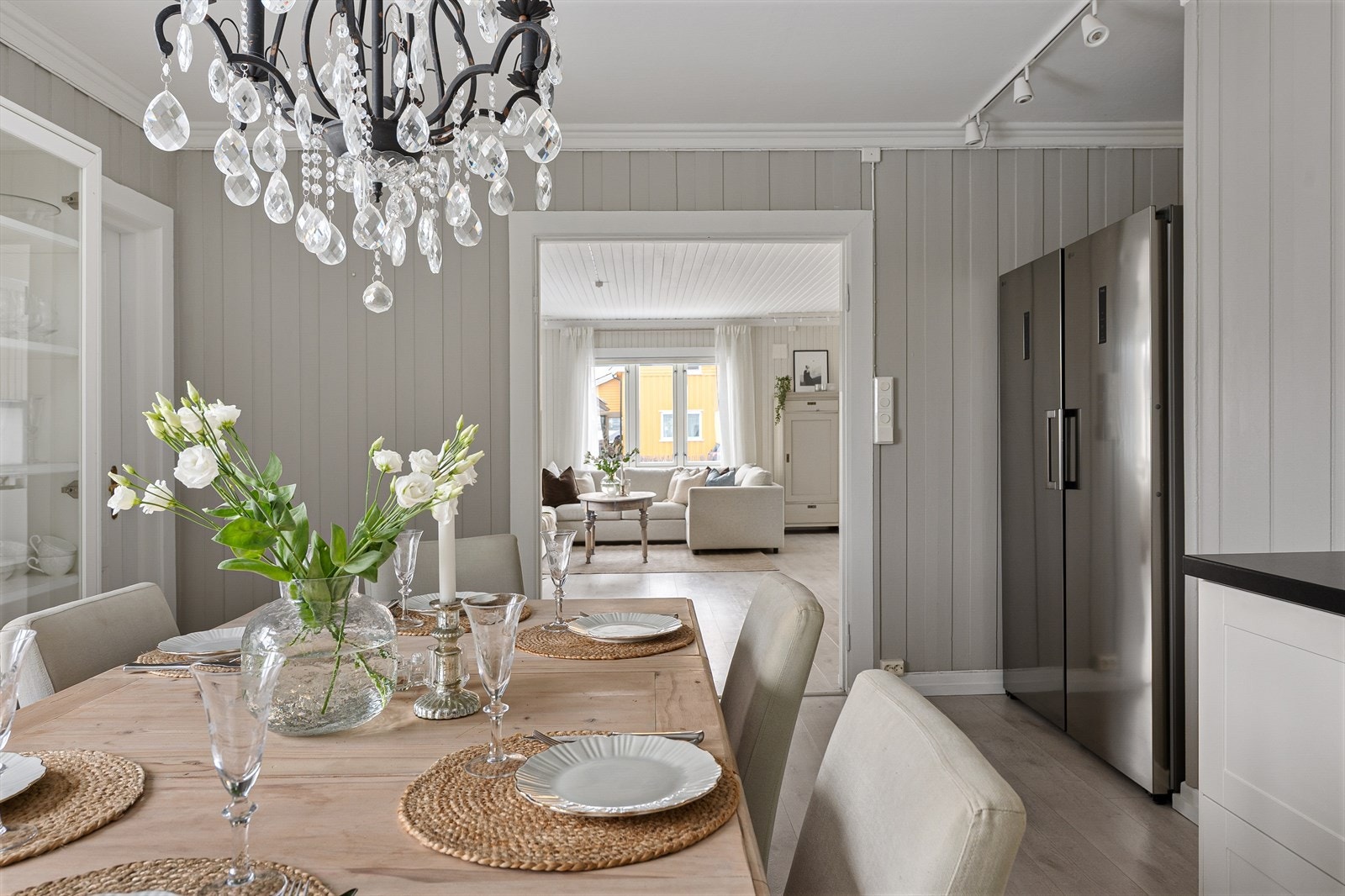 Kjøkken i 1. etasje med adkomst til stue. Galleribilde