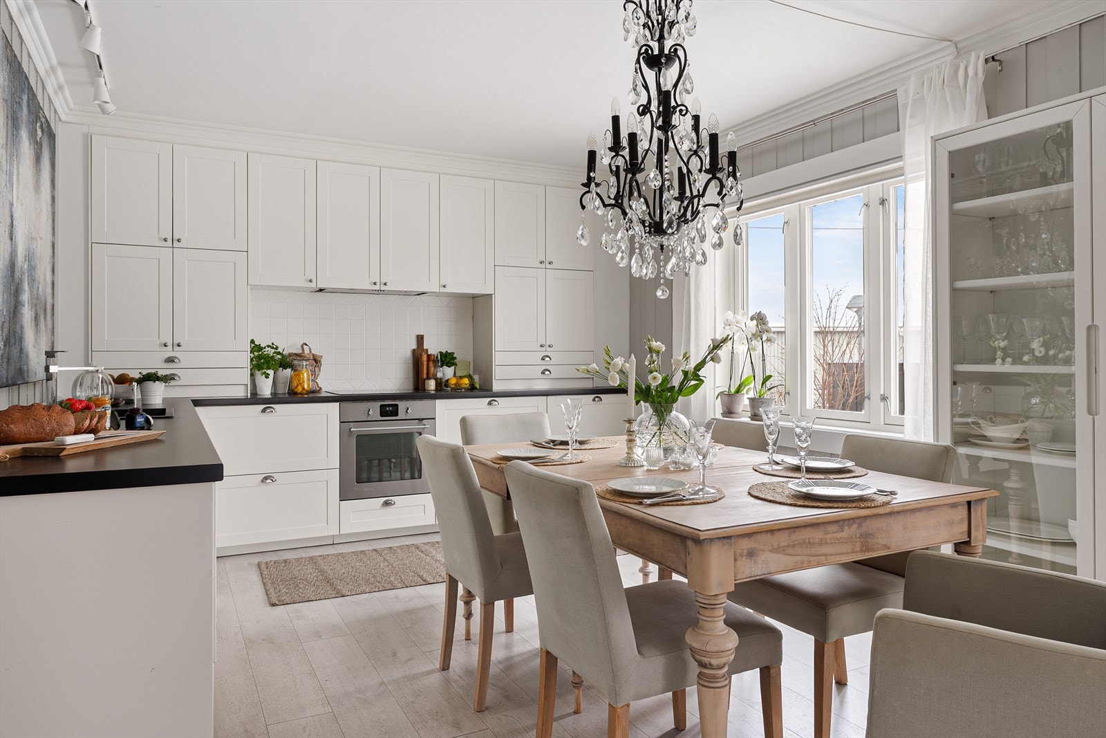 Flott og romslig kjøkken i 1. etasje. Galleribilde