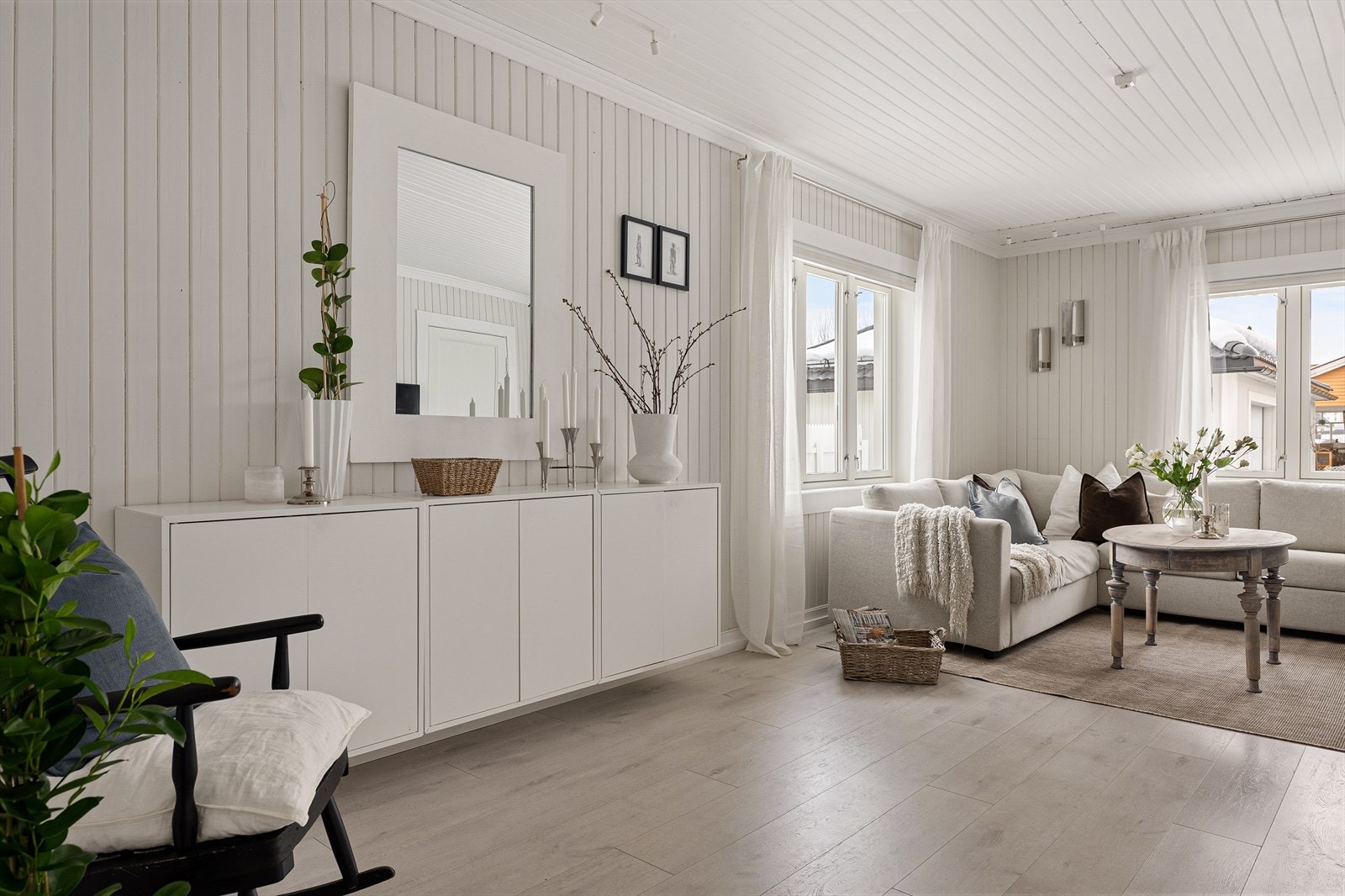 Flott og lys stue i 1. etasje. Galleribilde