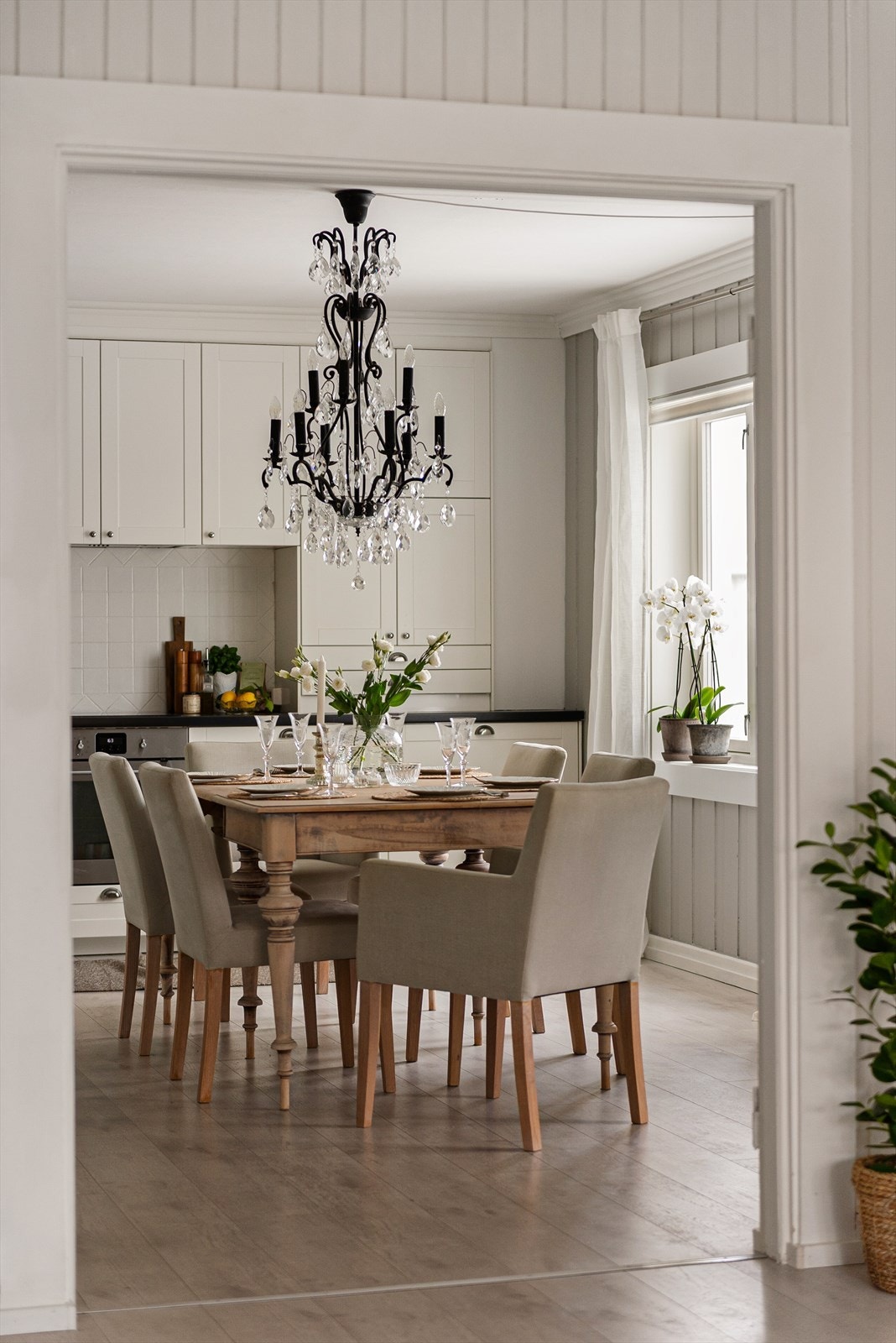 God plass til spisebord på kjøkkenet. Galleribilde