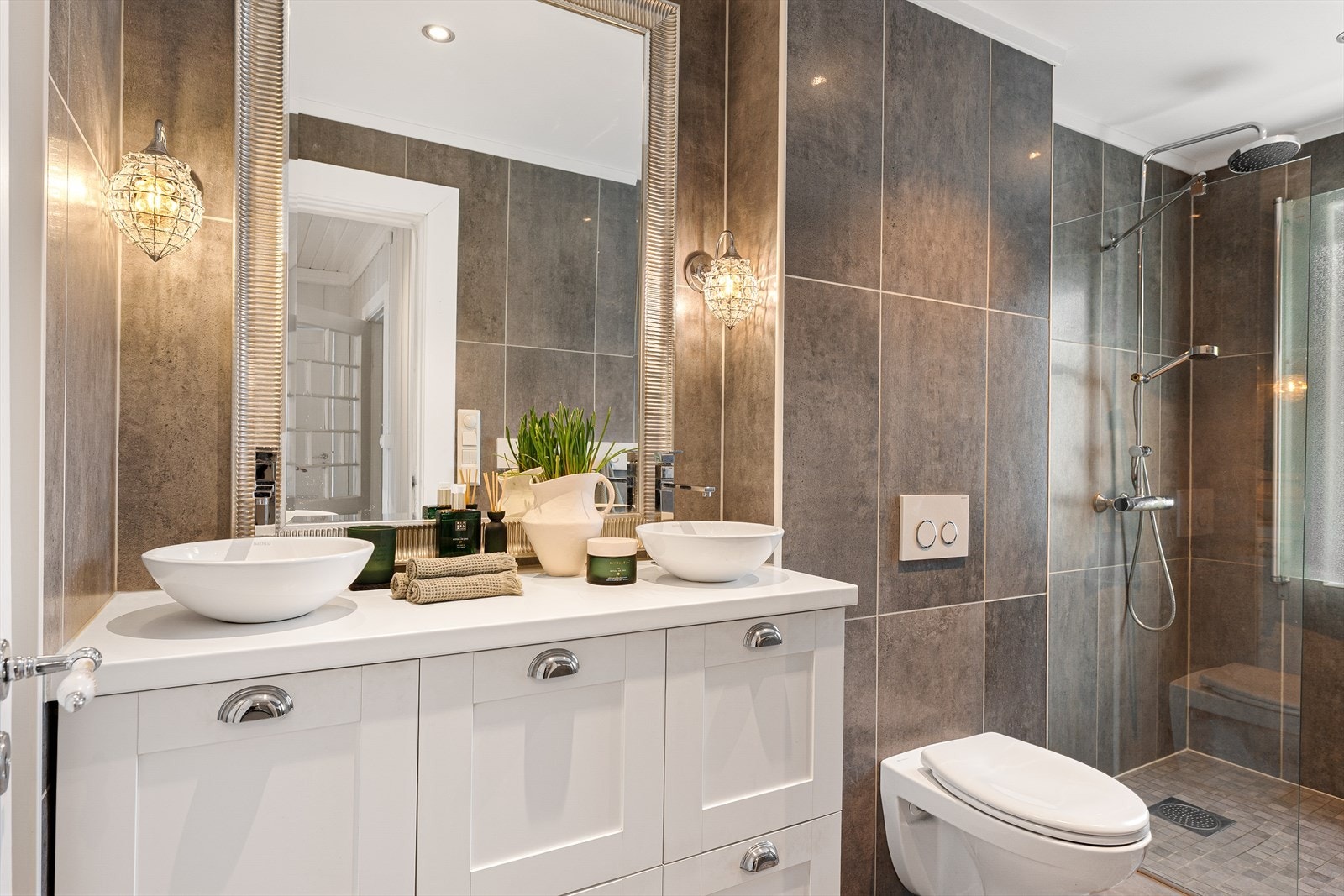 Innbydende og pent bad/wc 1. etasje. Galleribilde