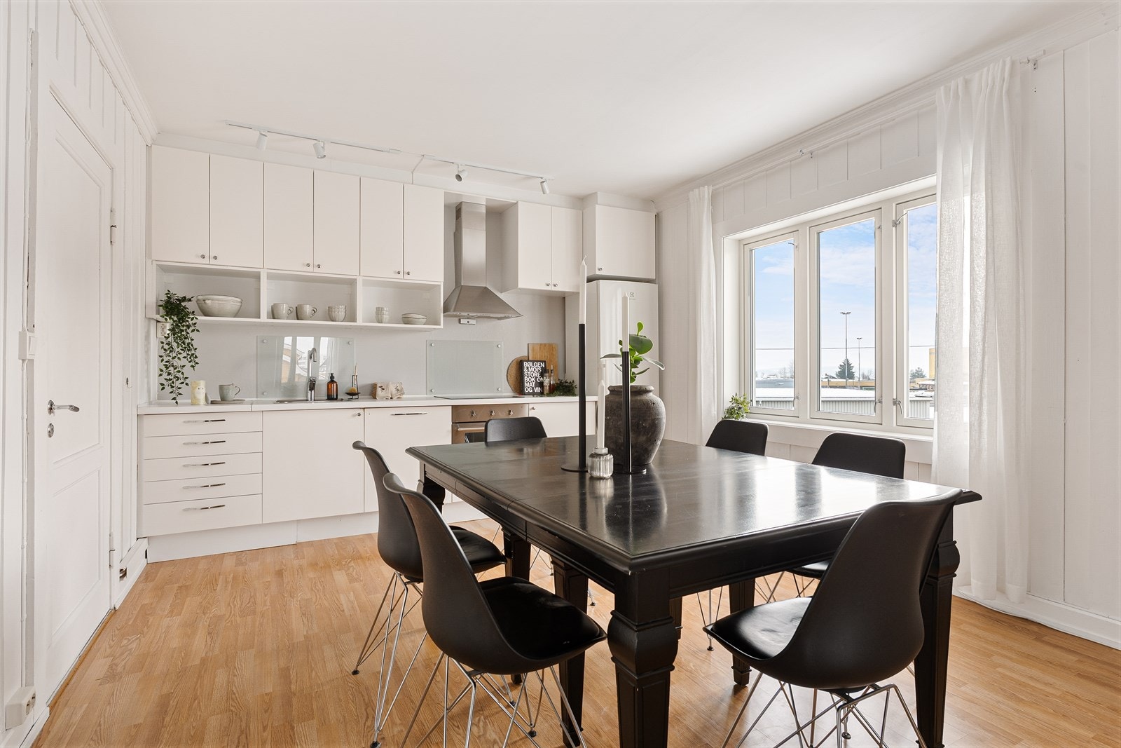 Romslig kjøkken i 2. etasje med plass til eget spisebord. Galleribilde